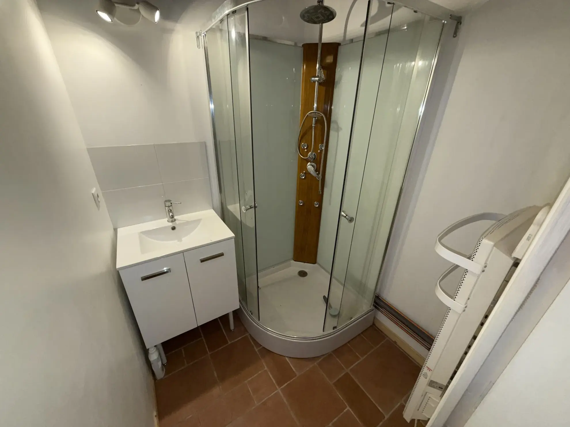 Charmante maison ancienne avec dépendances et terrain clos en Bourgogne 