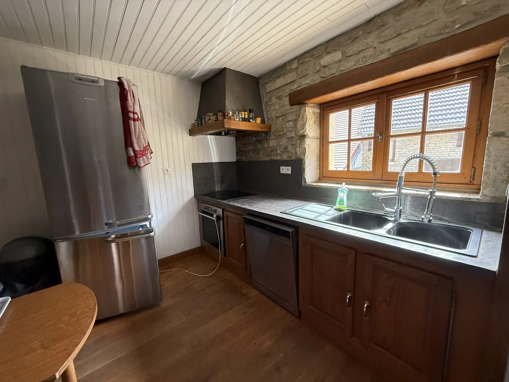 Charmante maison ancienne avec dépendances et terrain clos en Bourgogne 