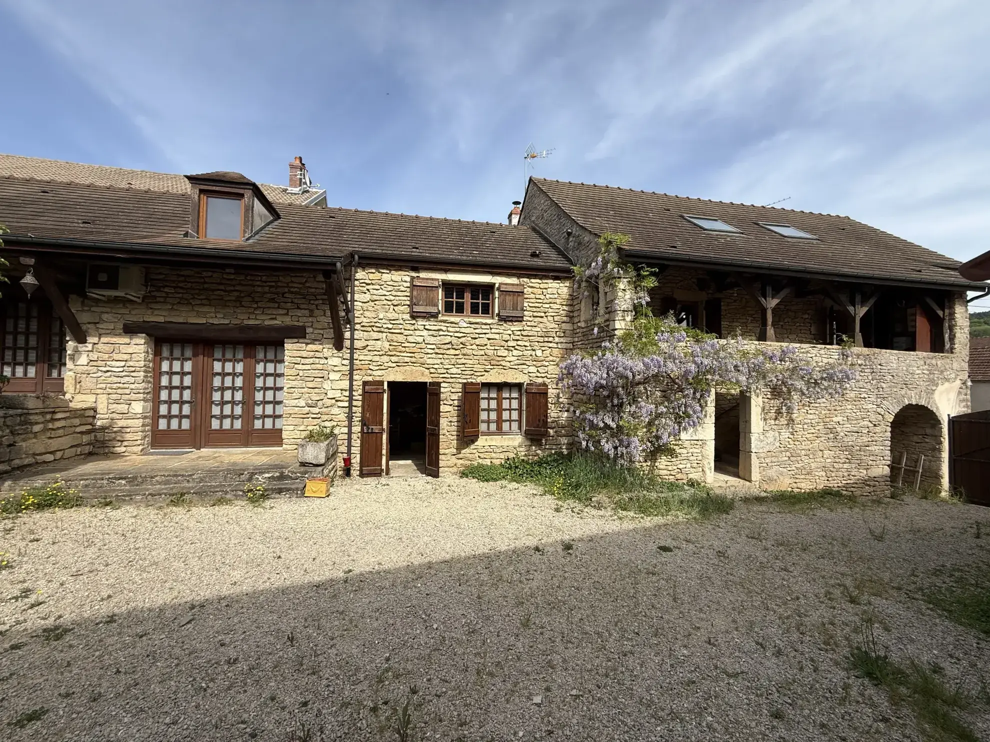 Charmante maison ancienne avec dépendances et terrain clos en Bourgogne 