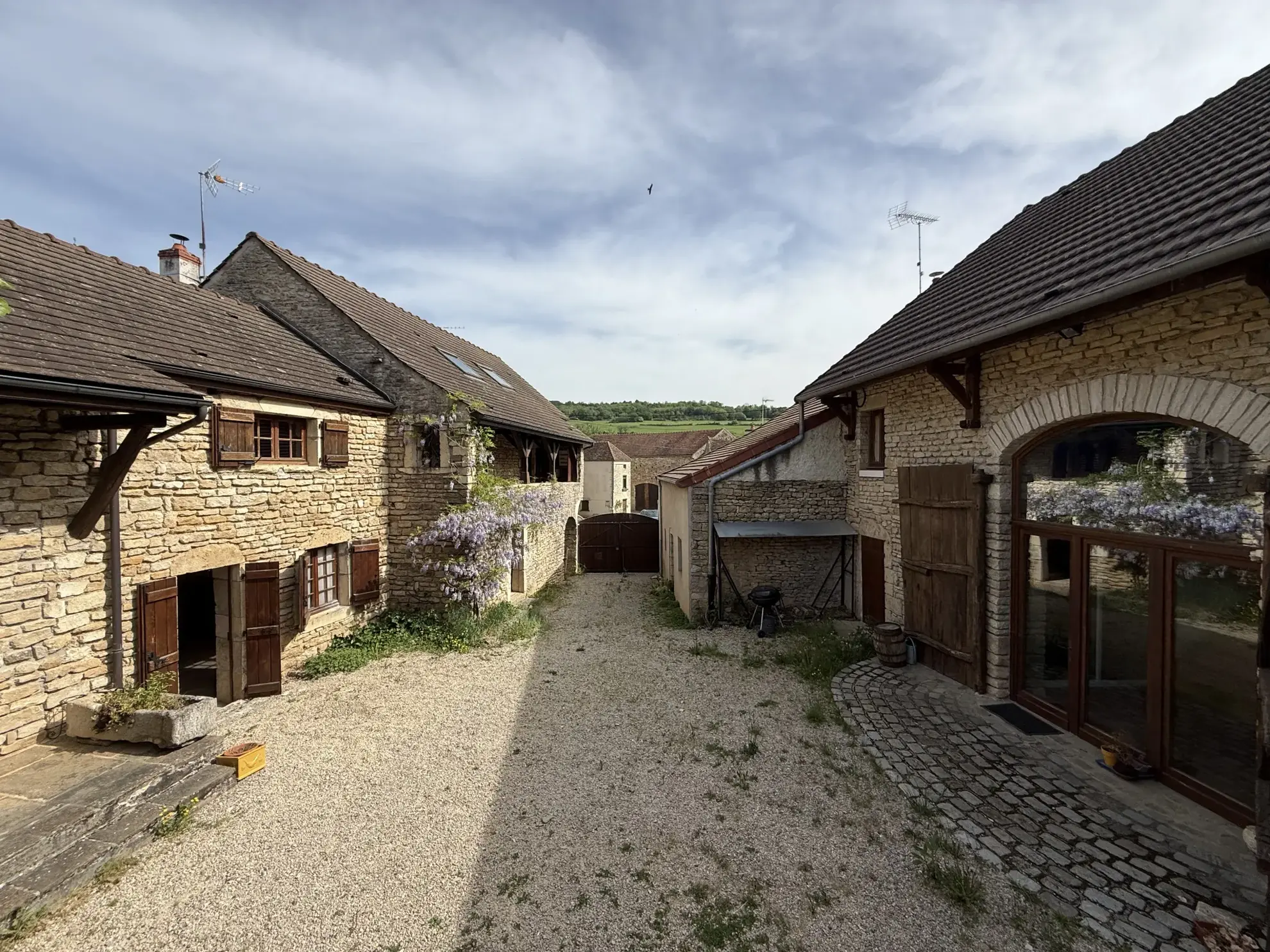 Charmante maison ancienne avec dépendances et terrain clos en Bourgogne 