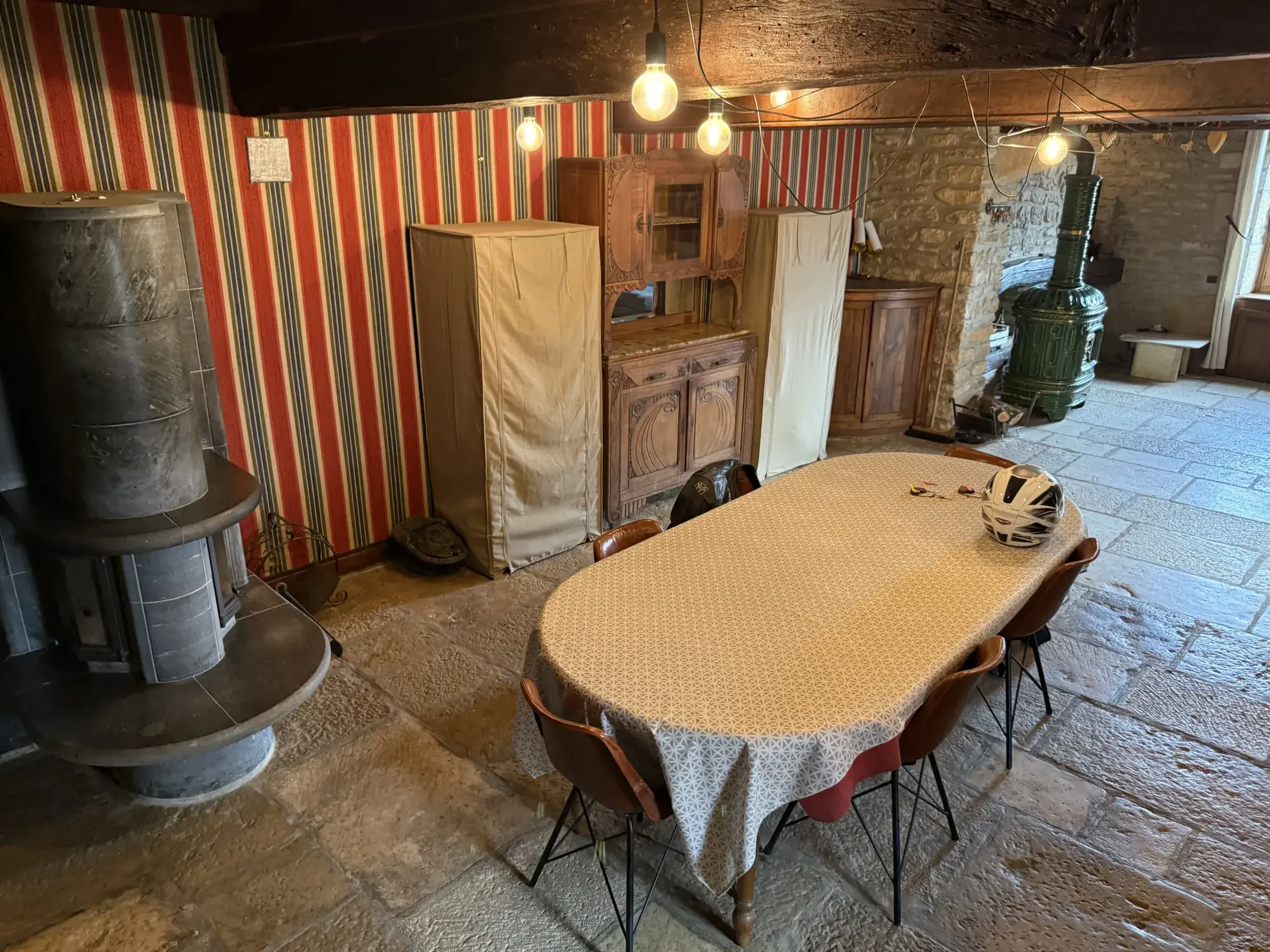 Charmante maison ancienne avec dépendances et terrain clos en Bourgogne 