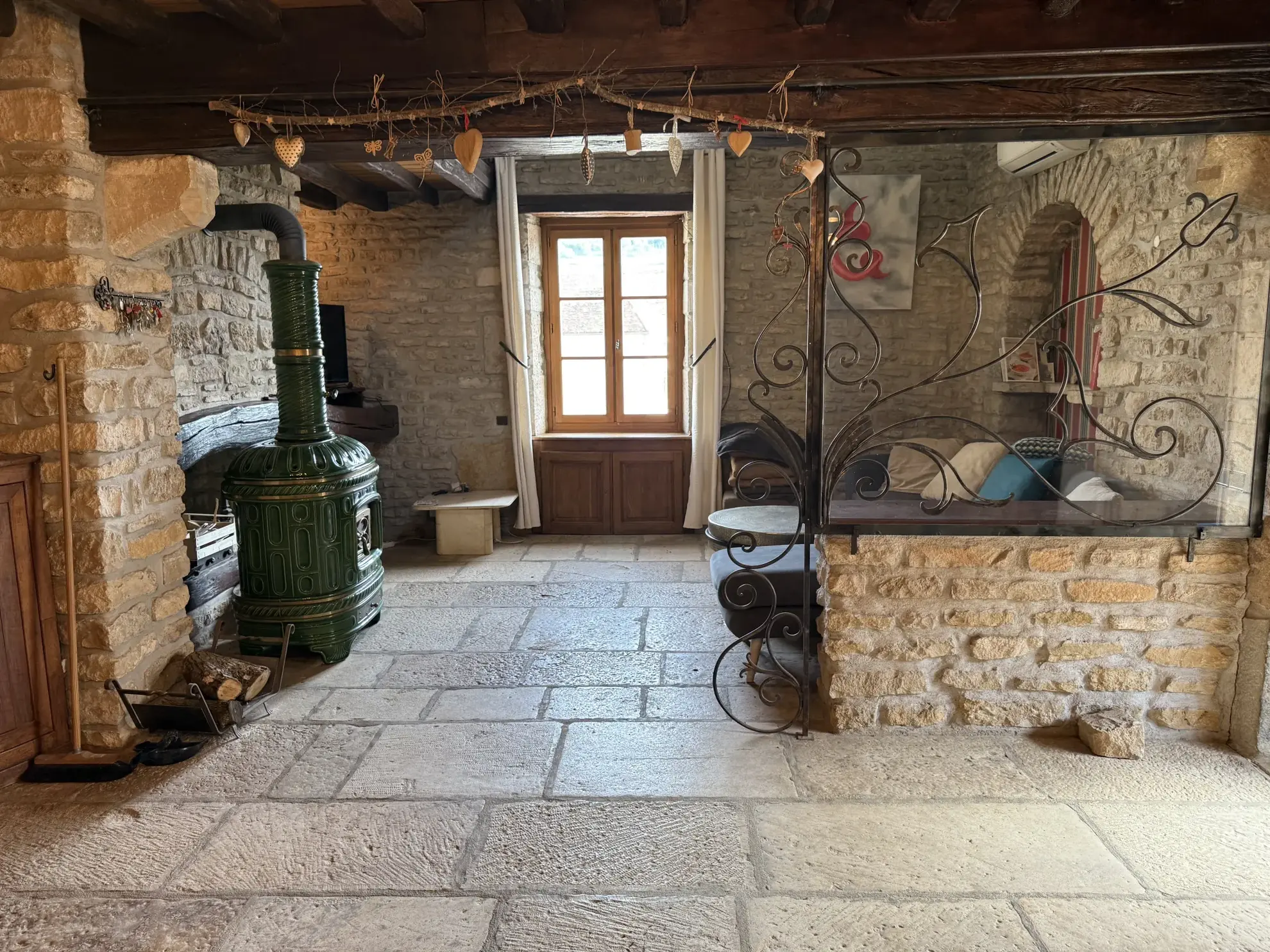 Charmante maison ancienne avec dépendances et terrain clos en Bourgogne 