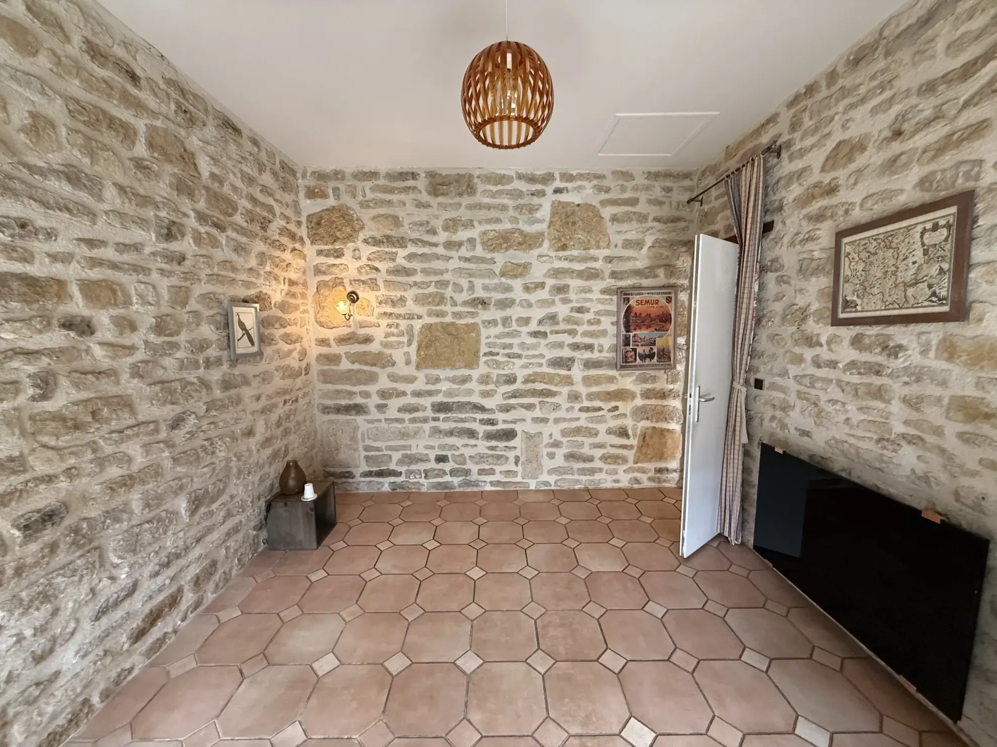 Charmante maison ancienne avec dépendances et terrain clos en Bourgogne 