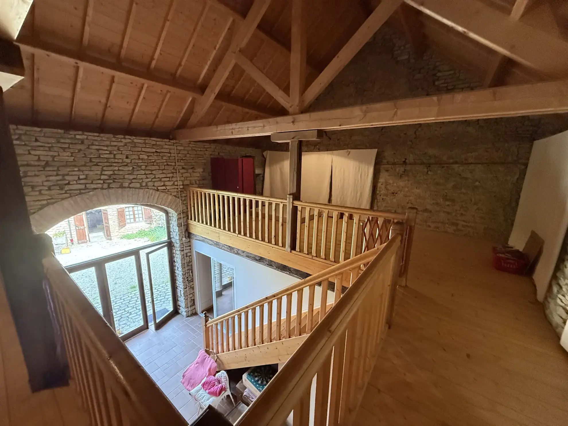 Charmante maison ancienne avec dépendances et terrain clos en Bourgogne 