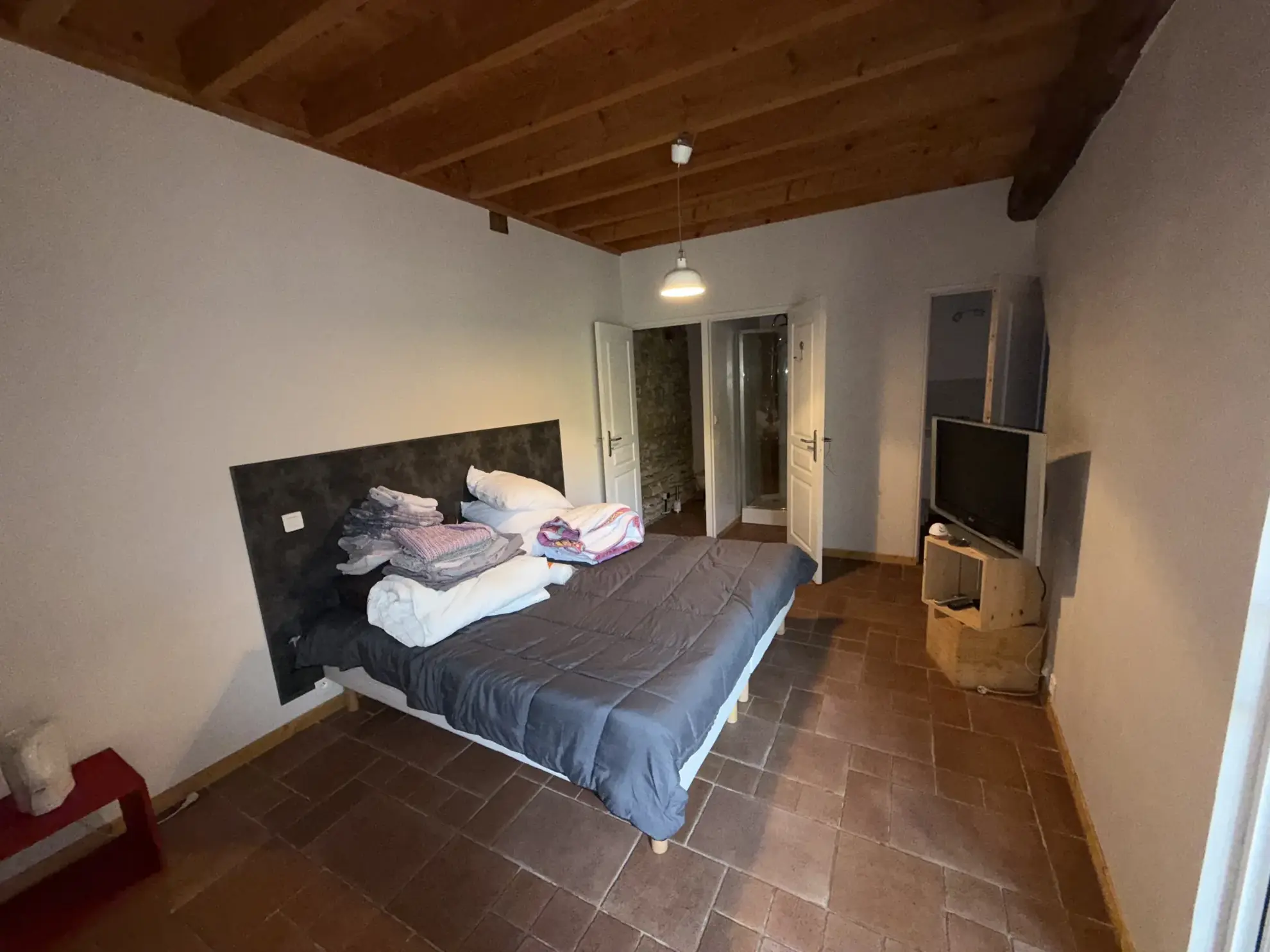 Charmante maison ancienne avec dépendances et terrain clos en Bourgogne 