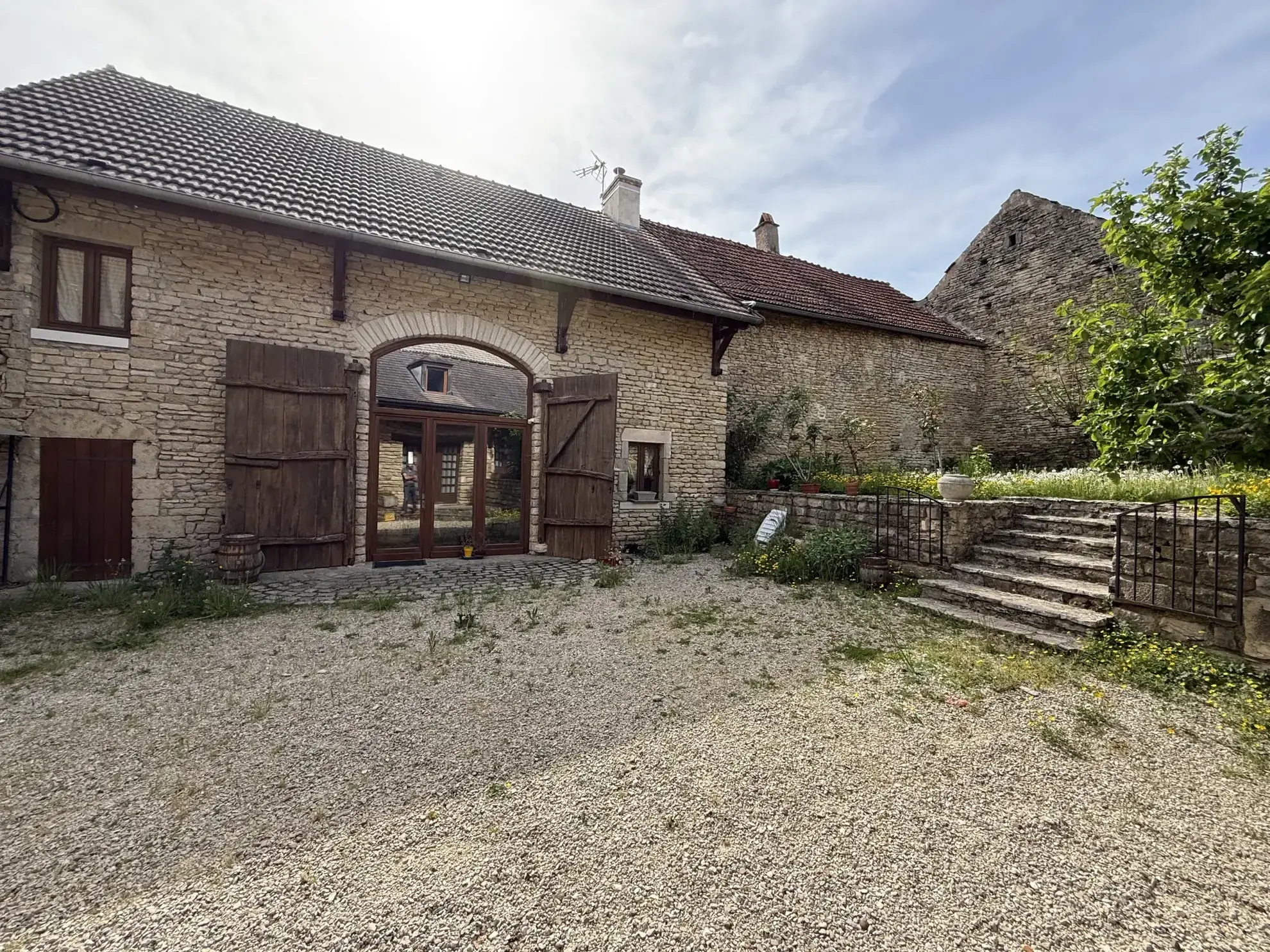 Charmante maison ancienne avec dépendances et terrain clos en Bourgogne 