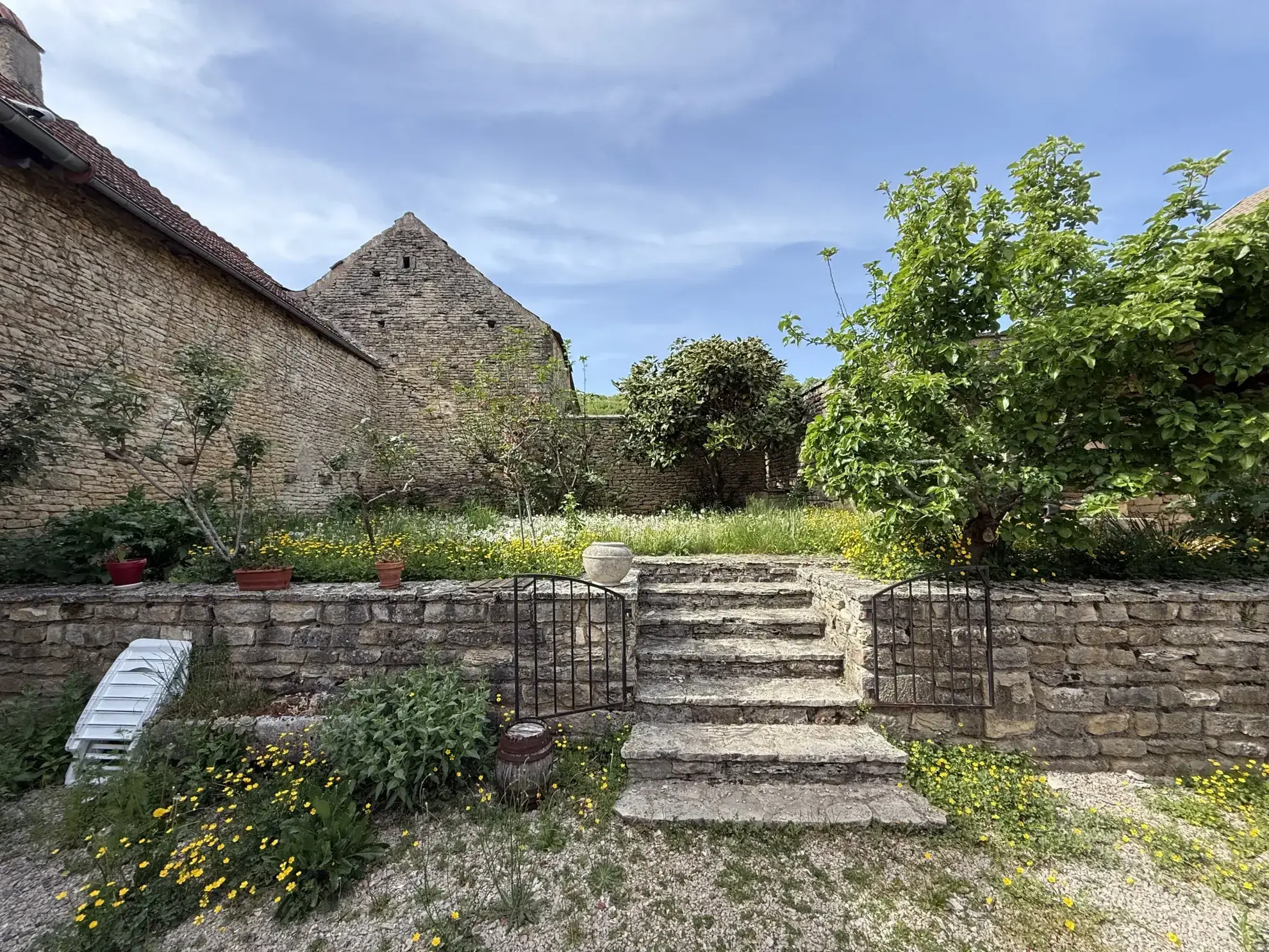 Charmante maison ancienne avec dépendances et terrain clos en Bourgogne 