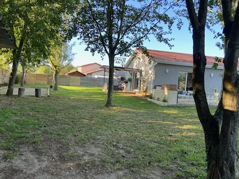 Maison plain-pied moderne à vendre à Valeille, 101 m² sur terrain 1900 m²