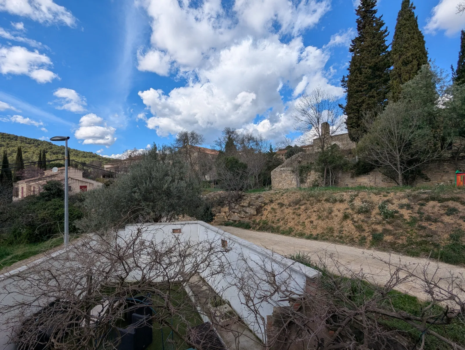 Maison rénovée avec terrasse à Aigues-Vives, calme et vue dégagée