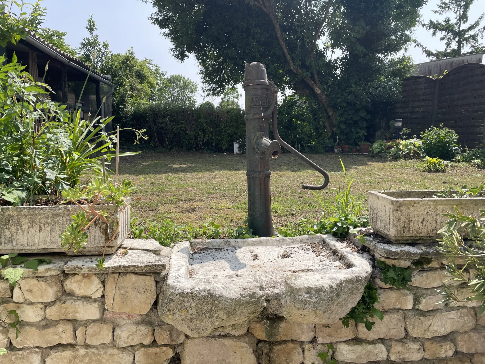 Achat maison à Croix Chapeau avec 3 chambres, jardin exposé sud et garage 
