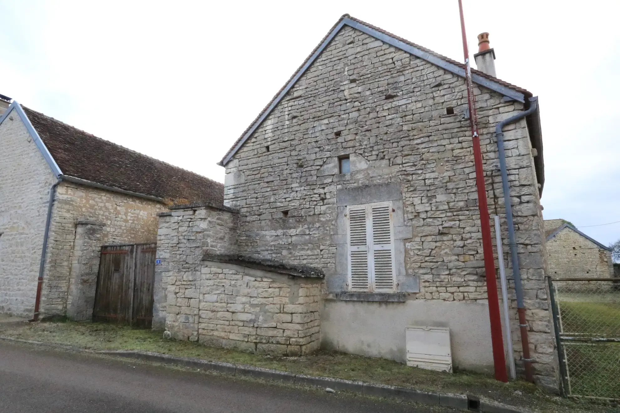 Maison à rénover avec dépendances à Moulins en Tonnerrois, proche Noyers