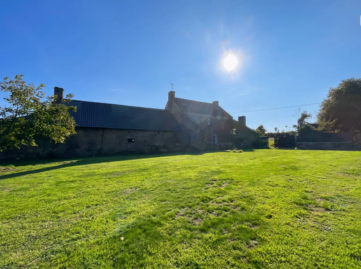 Maison de village à Guégon avec dépendance, terrasse et grand terrain 