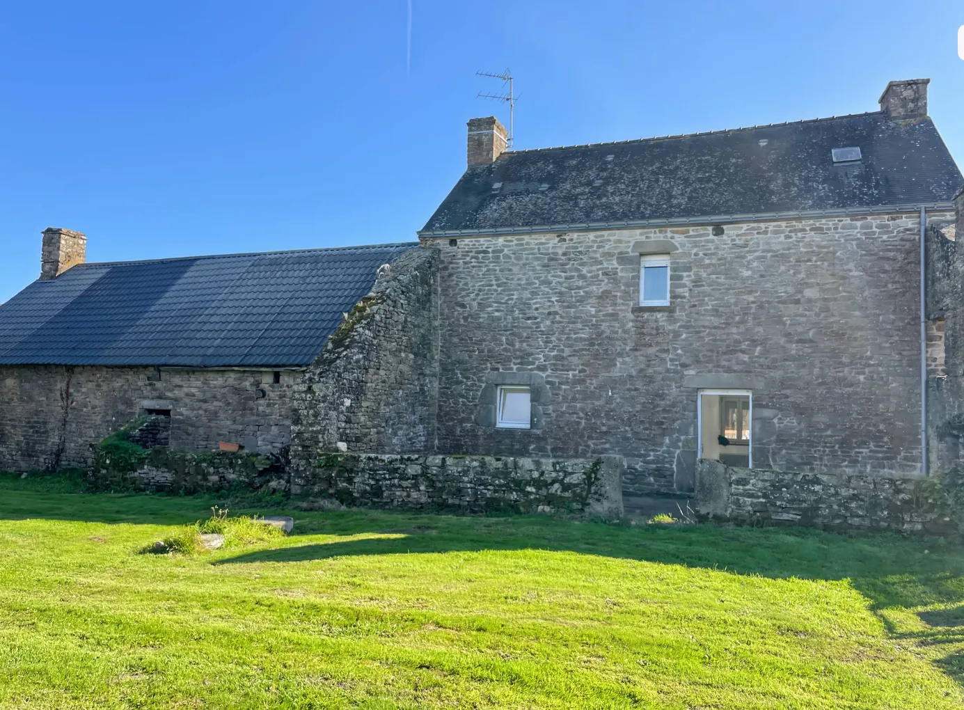 Maison de village à Guégon avec dépendance, terrasse et grand terrain 