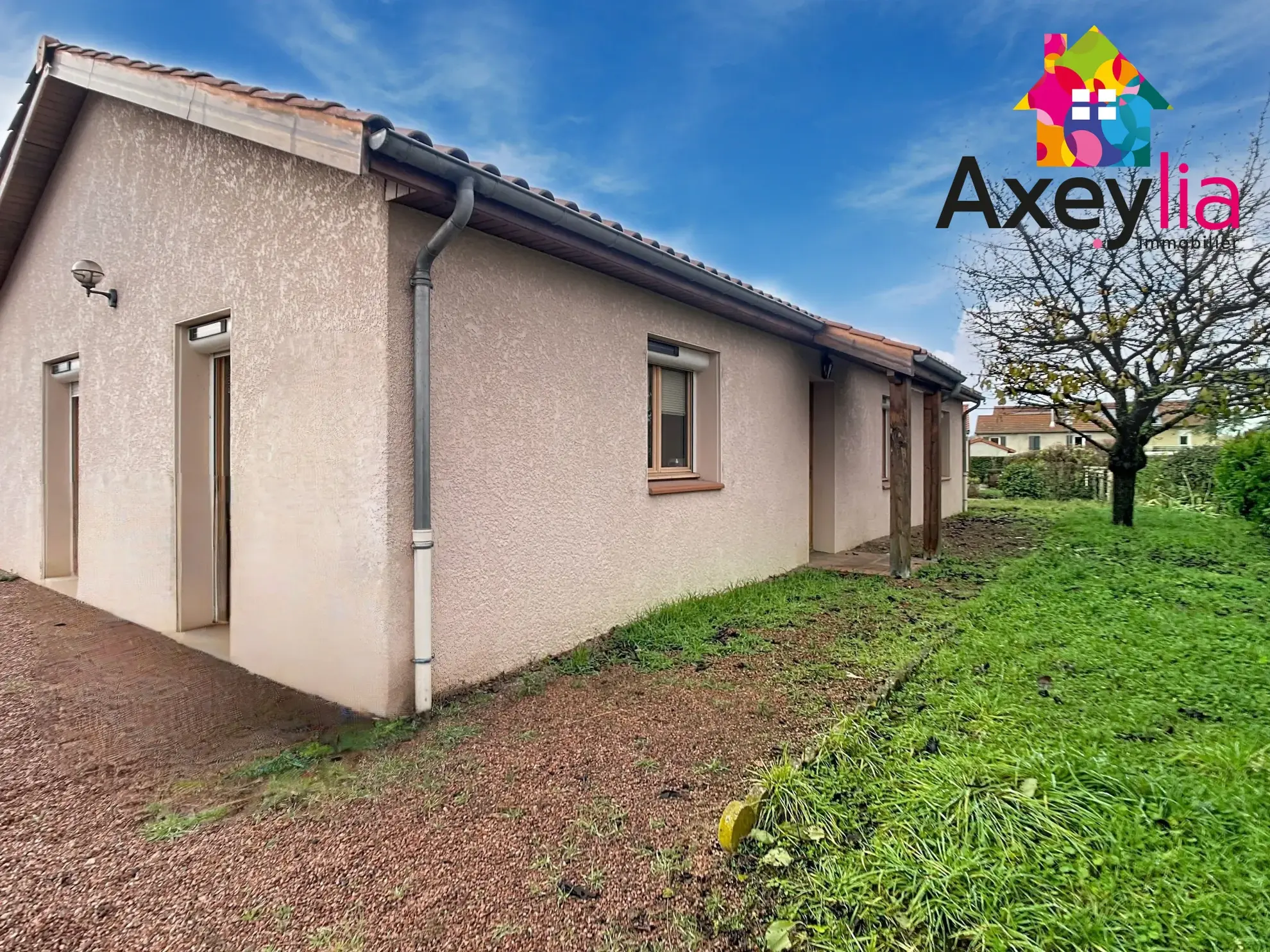 Maison de plain-pied à Riorges avec 4 chambres, garage, terrasse et spa de nage