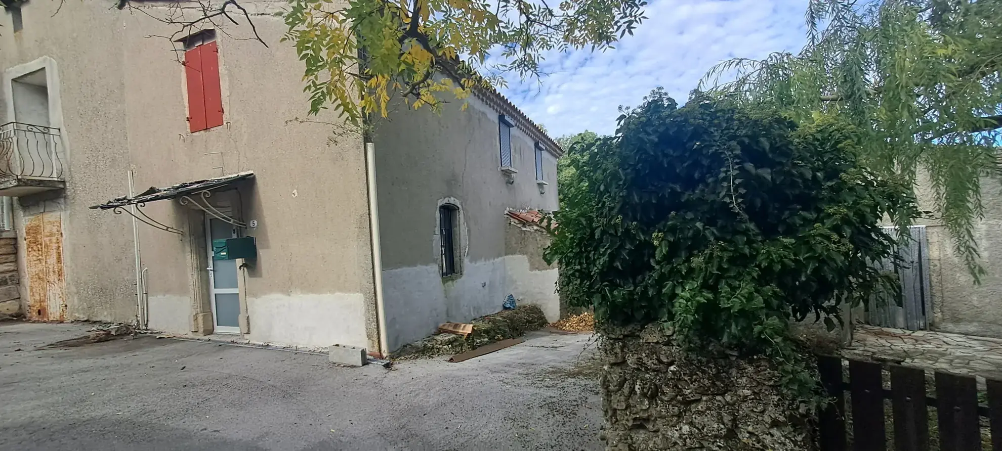 Maison de Village à Rénover au Centre des Rives avec Toit Neuf