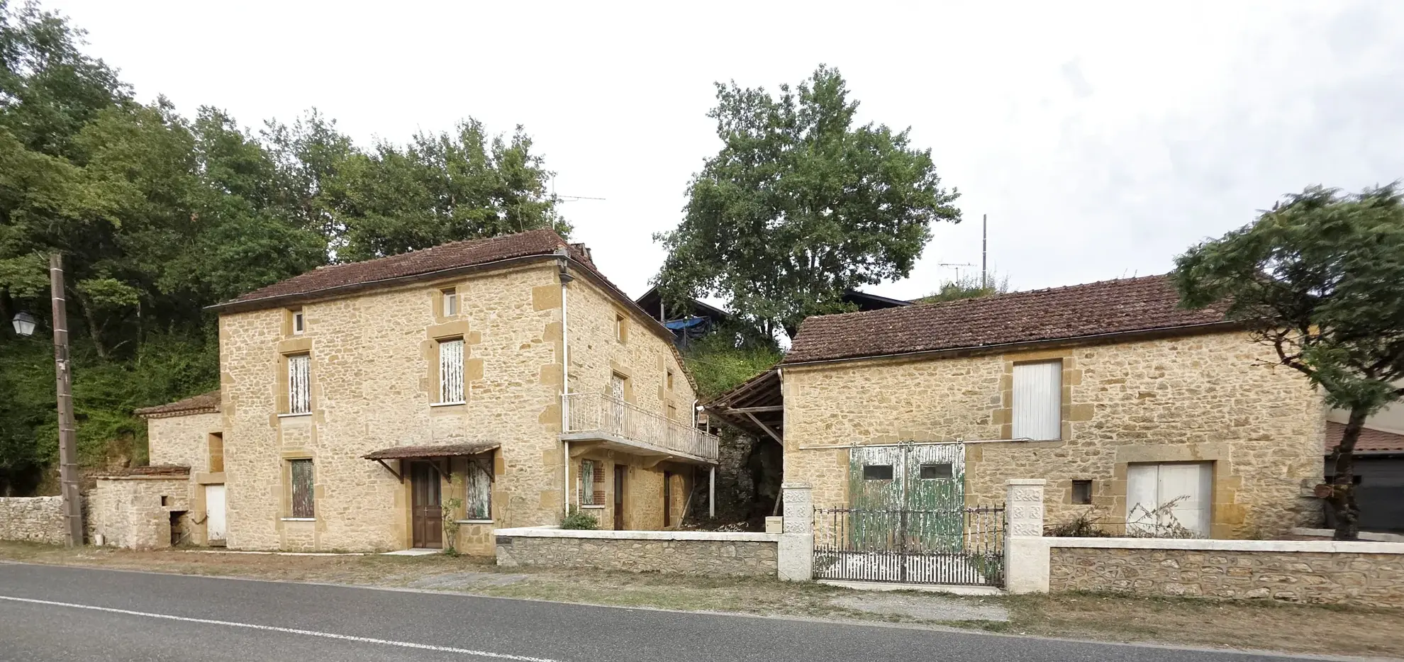 Maison en pierre de 100m² avec 3 chambres, grange et vue plan d'eau à Frayssinet le Gelat