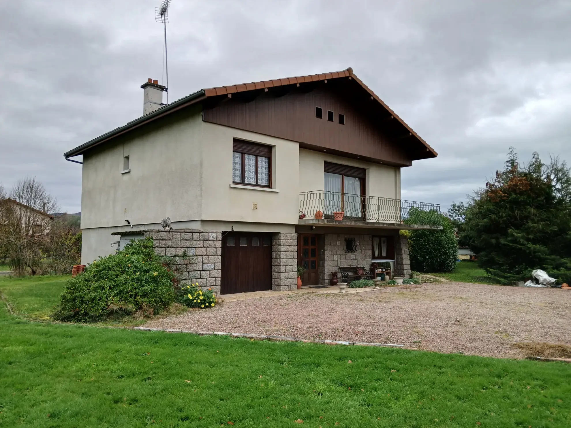 Villa à Neronde-sur-Dore de 180 m² avec terrain arboré et potentiel de rénovation