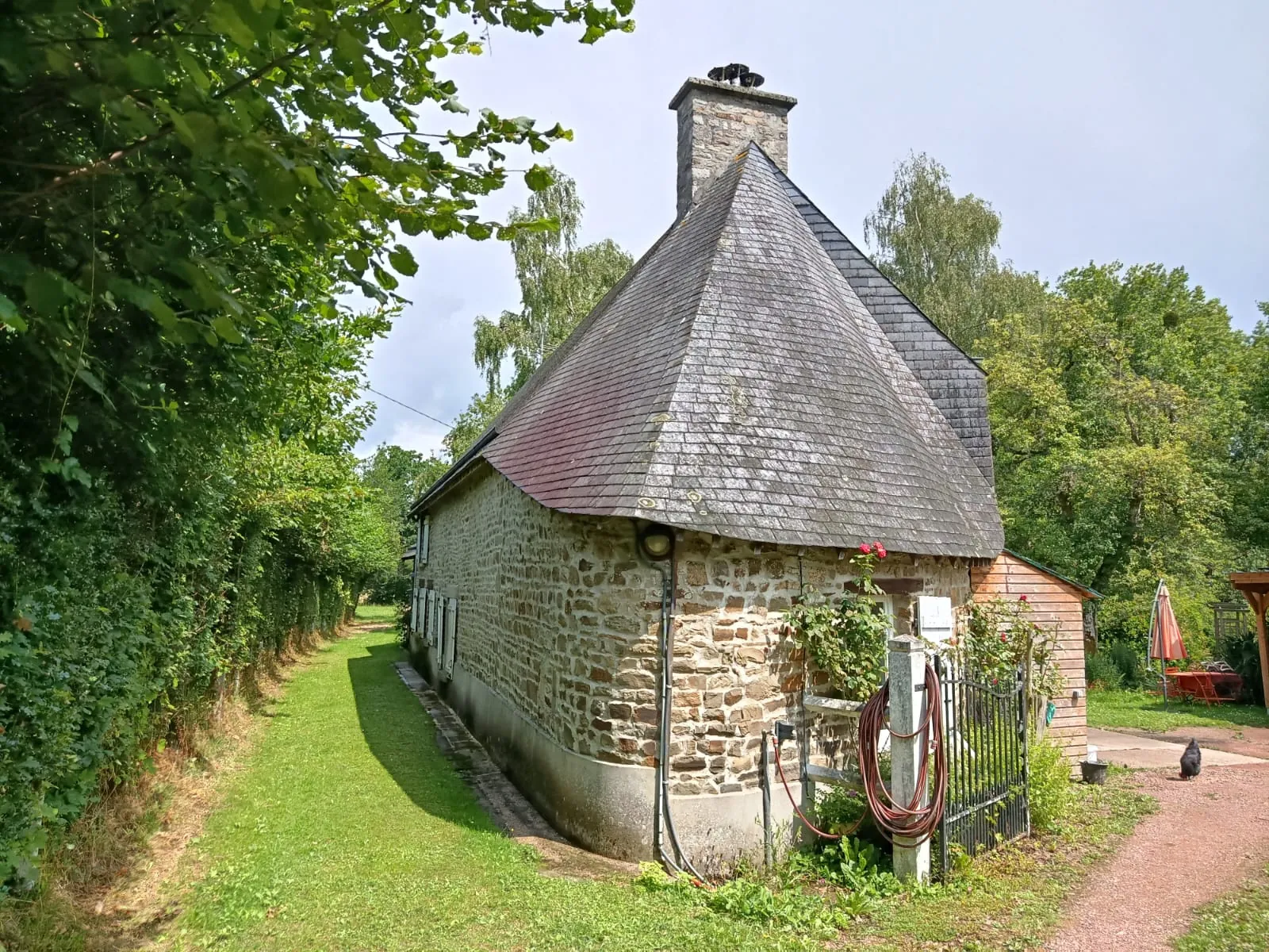 Magnifique propriété en pierre avec deux maisons, terrain arboré à Terre de Druance