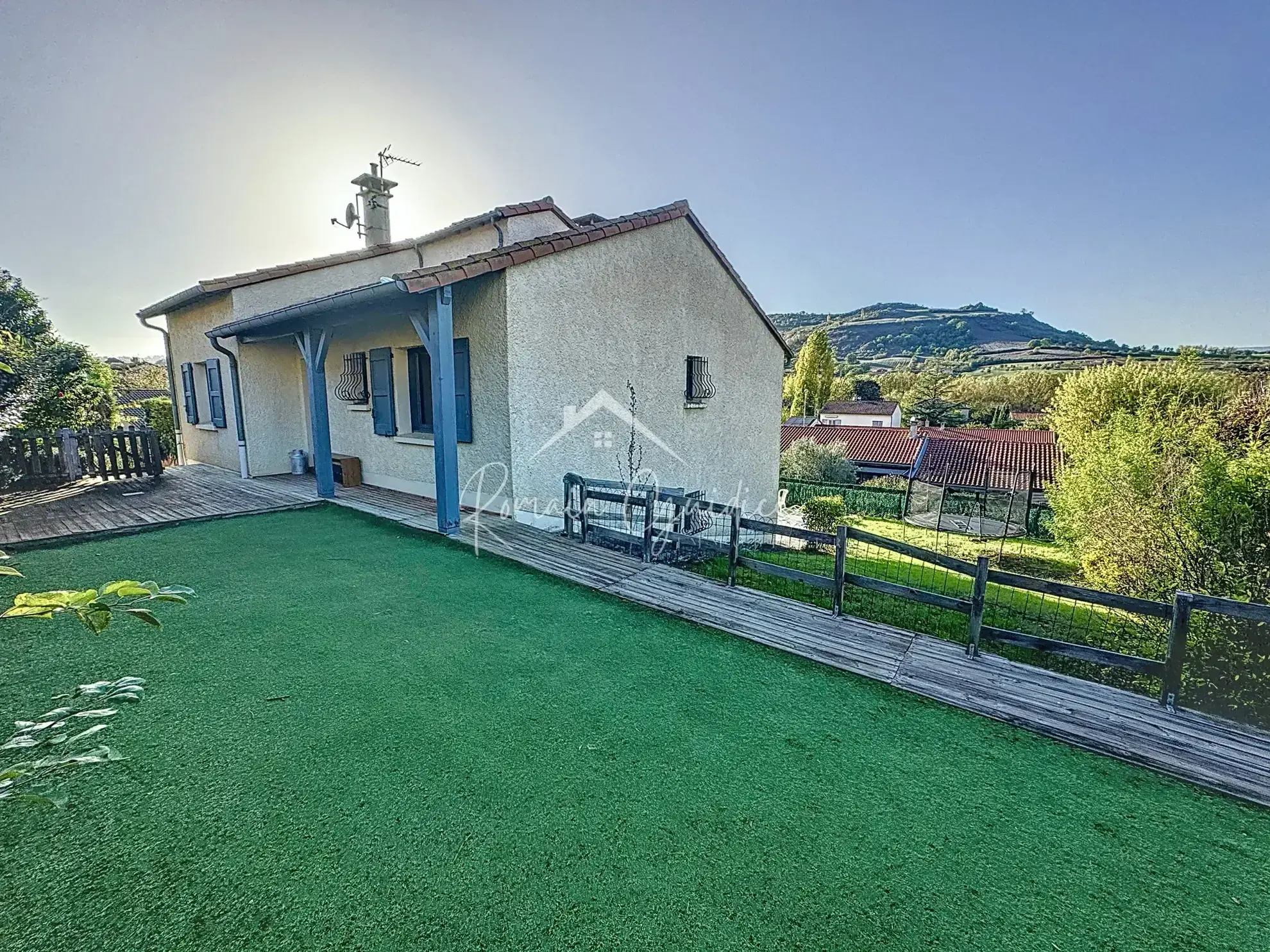 Maison ancienne avec potentiel locatif à Saint-Georges-de-Luzençon 
