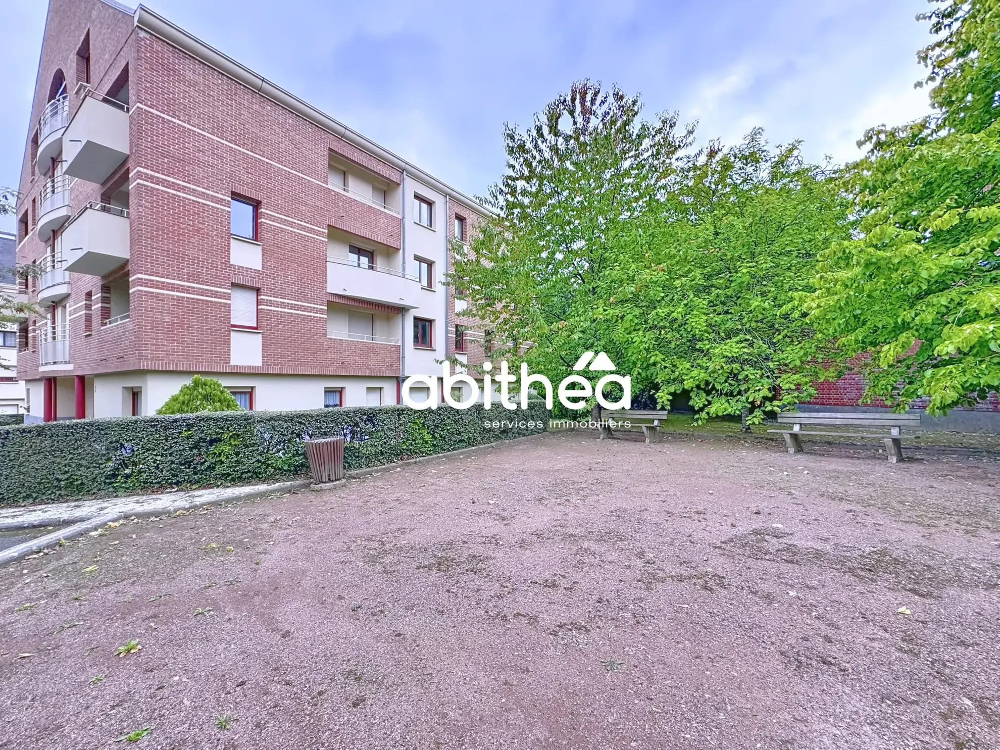 Appartement T2 avec garage sécurisé à Arras - Résidence récente et bien située 