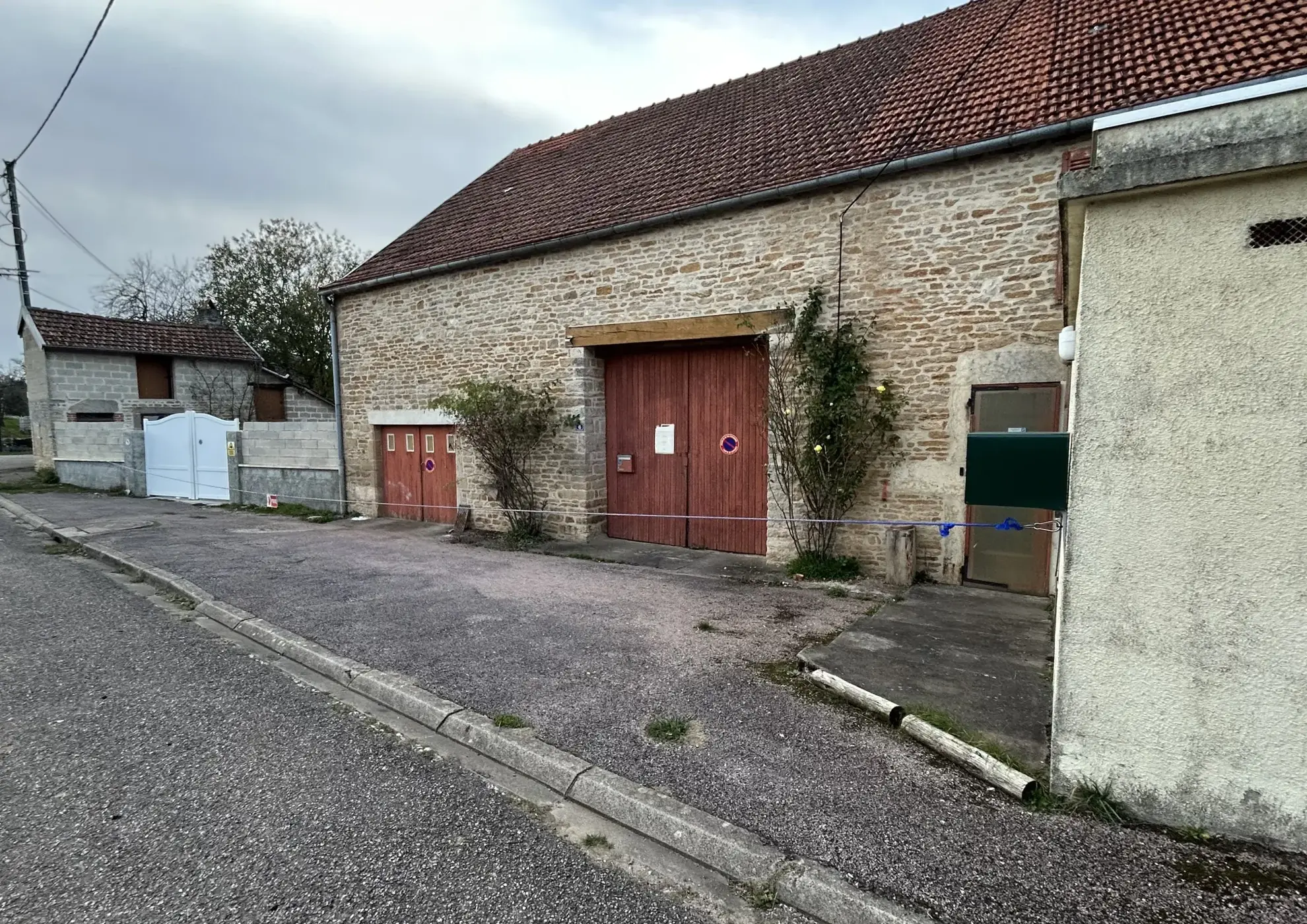 Ancien Corps de Ferme à Vendre à Vaillant, Potentiel et Cadre Naturel 