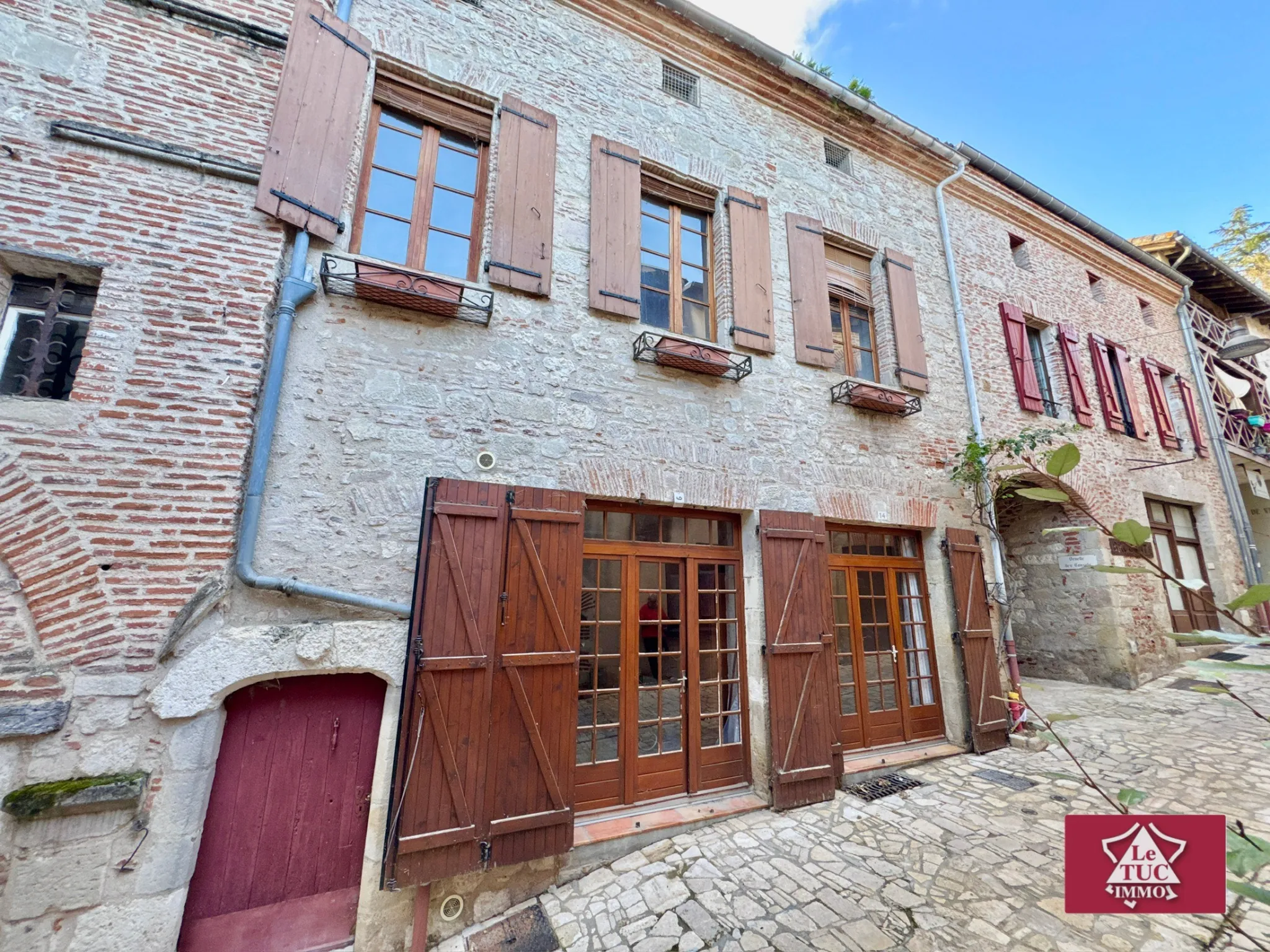 Charmante maison en pierre à rénover dans le village médiéval de Penne d’Agenais