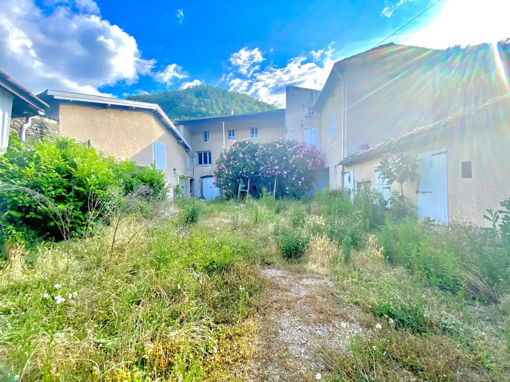 Corps de ferme authentique avec grand potentiel à Ozon, vallée du Rhône