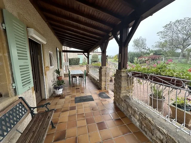 Vente ferme rénovée avec dépendances à Melay (71340) - 4 chambres, terrain de 3000 m² 