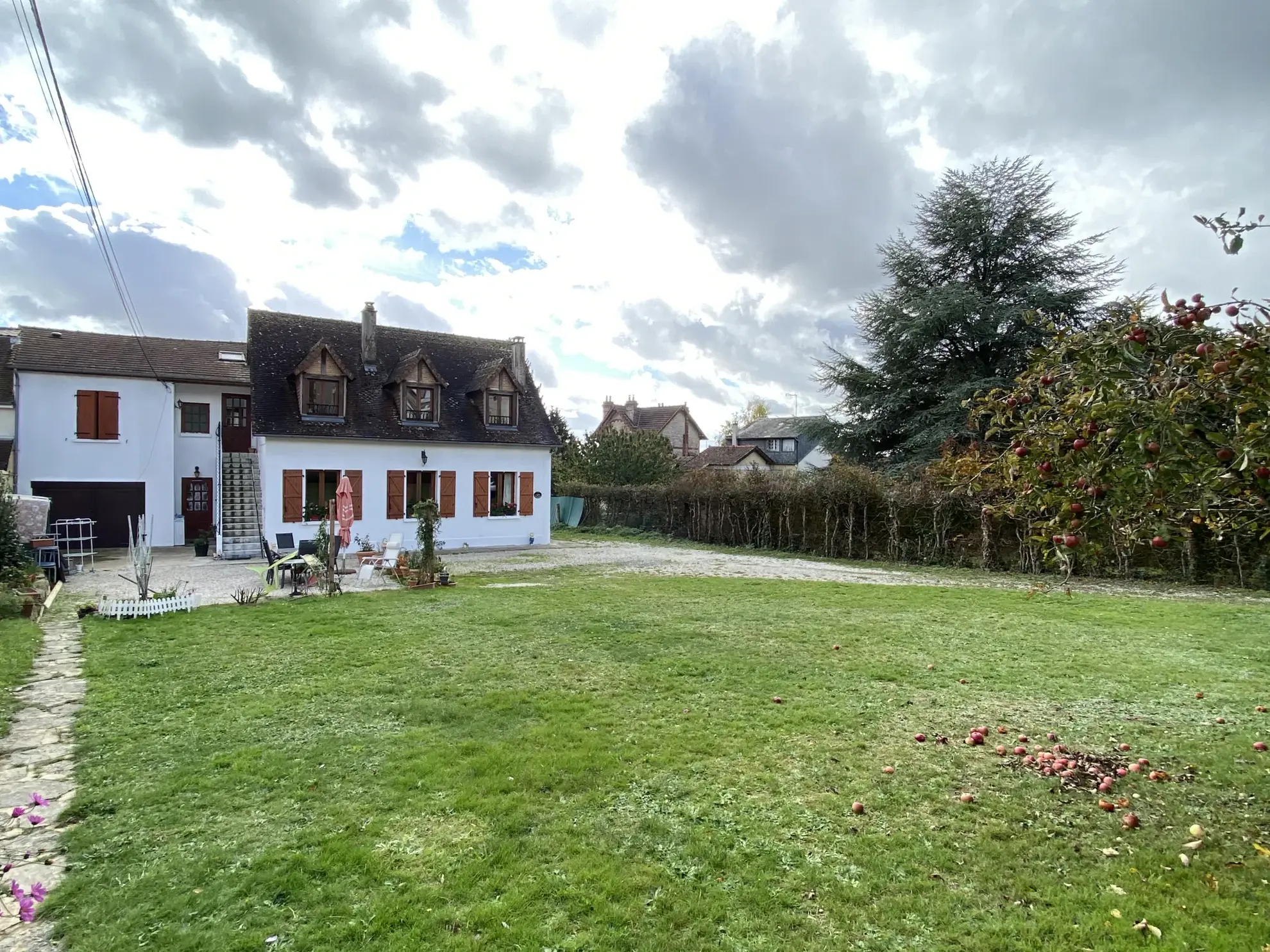 Maison à Bagnoles de l'Orne avec 4 appartements, jardin et garage – Investissement ou résidence 