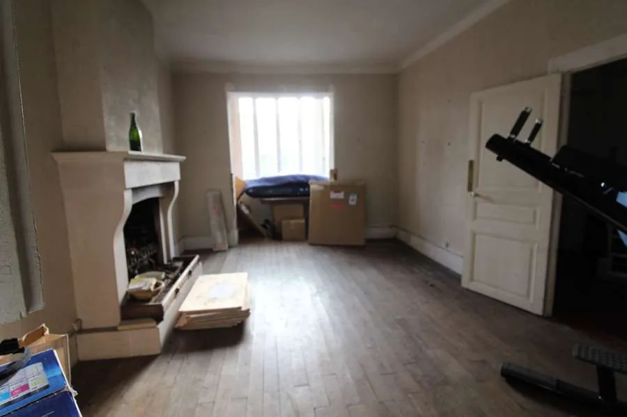 Maison de bourg à Brinon-sur-Beuvron avec 151m², jardin et potentiel de rénovation 