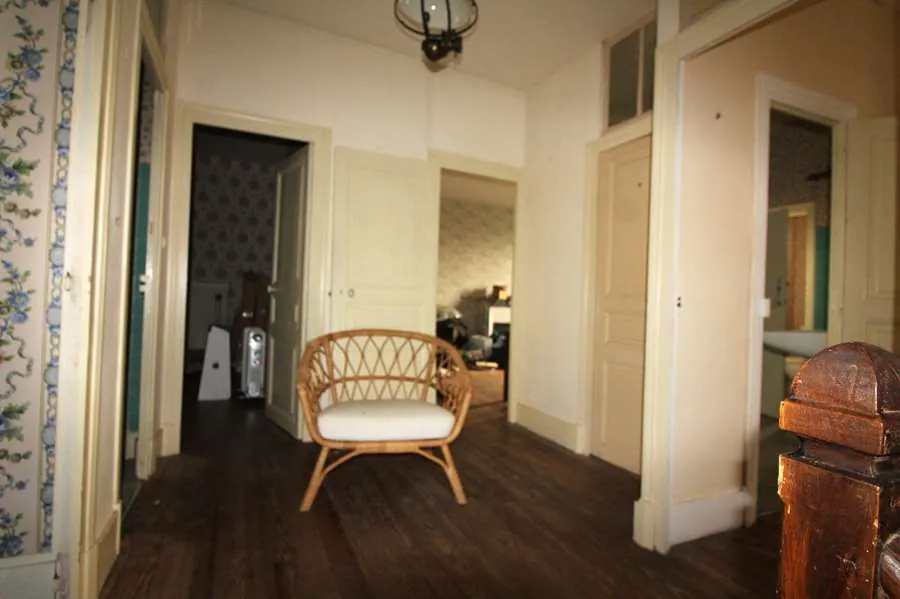 Maison de bourg à Brinon-sur-Beuvron avec 151m², jardin et potentiel de rénovation 