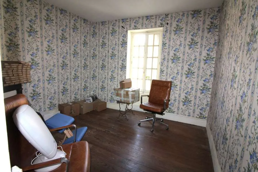 Maison de bourg à Brinon-sur-Beuvron avec 151m², jardin et potentiel de rénovation 