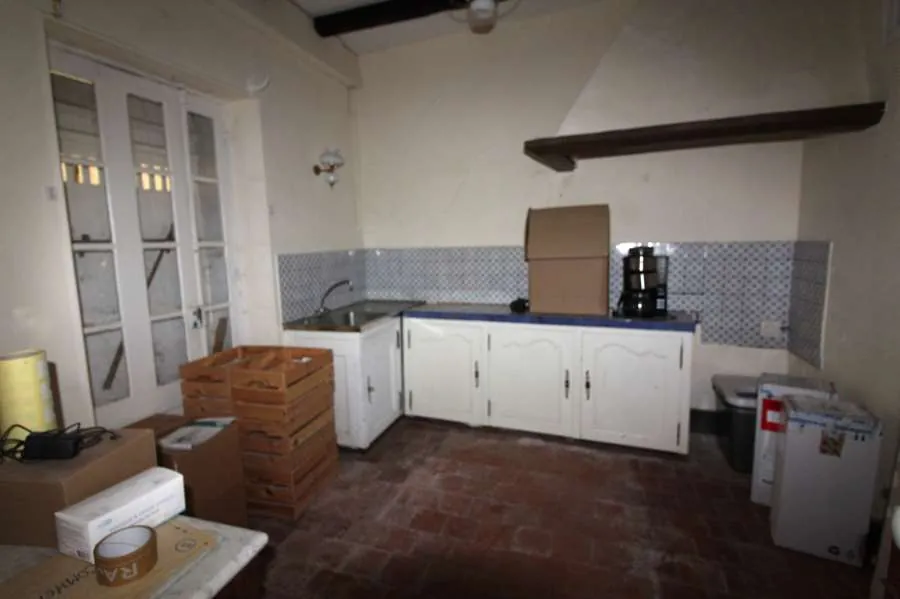 Maison de bourg à Brinon-sur-Beuvron avec 151m², jardin et potentiel de rénovation 