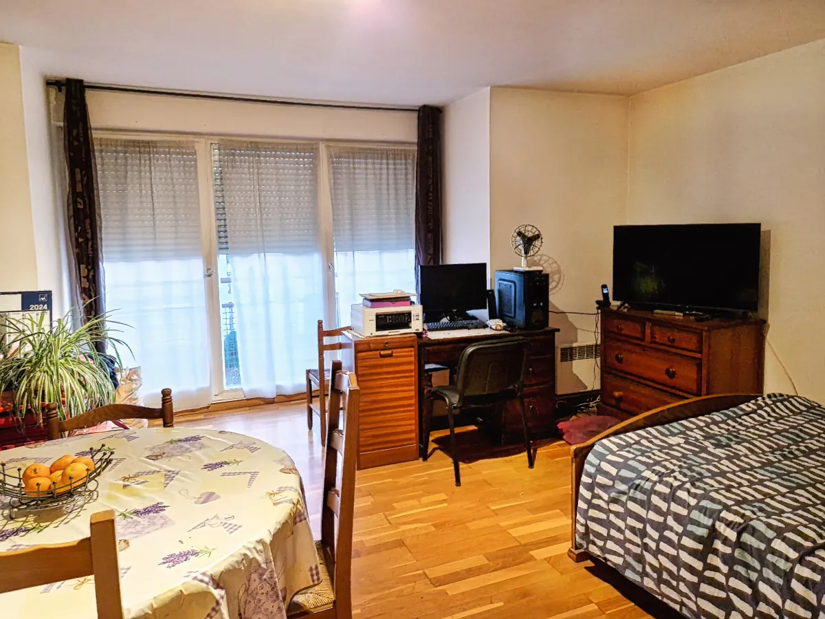 Appartement F1 loué à vendre dans le centre d'Osny avec parking 