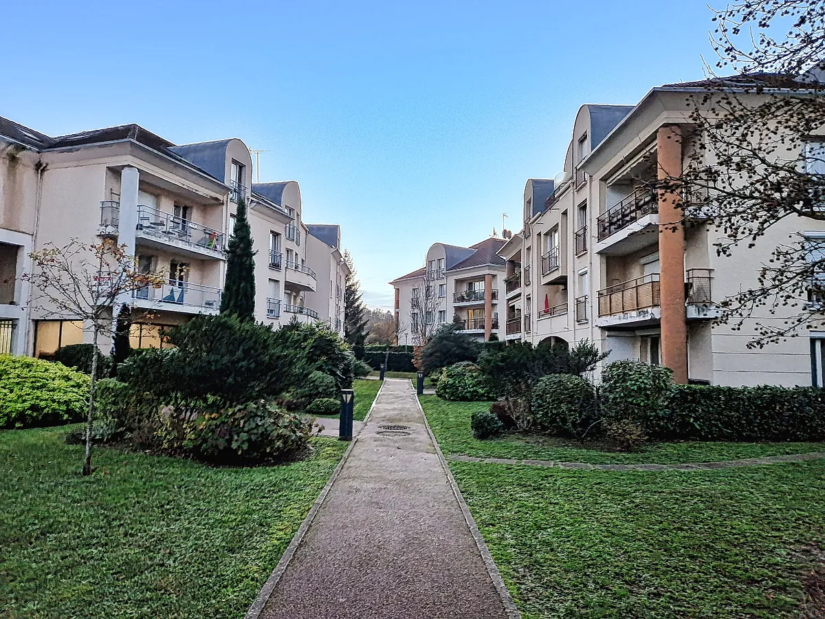 Appartement F1 loué à vendre dans le centre d'Osny avec parking