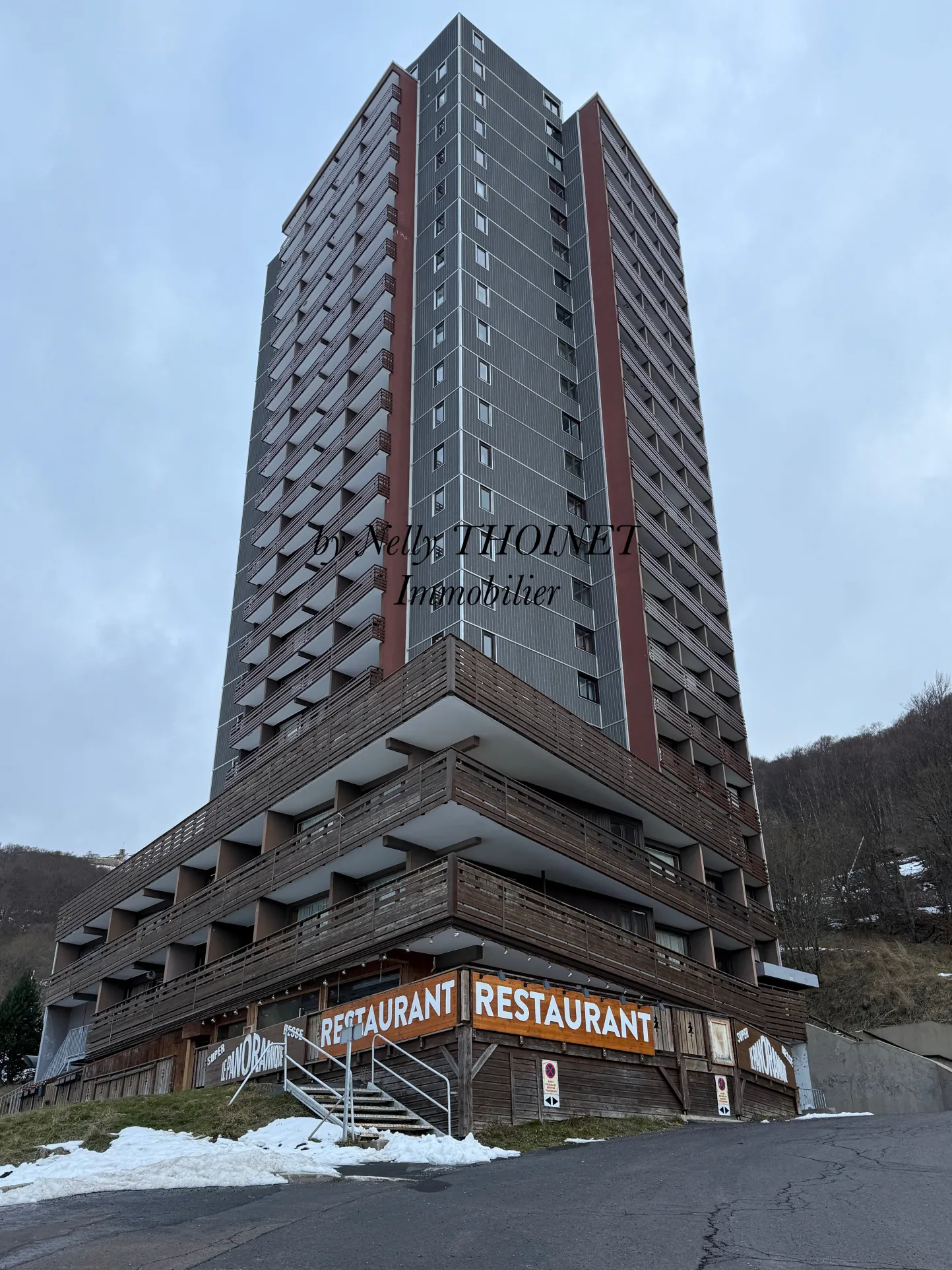 Studio de 22,08 m² à Super Besse avec vue sur le centre et le lac, idéal pour résidence secondaire ou investissement