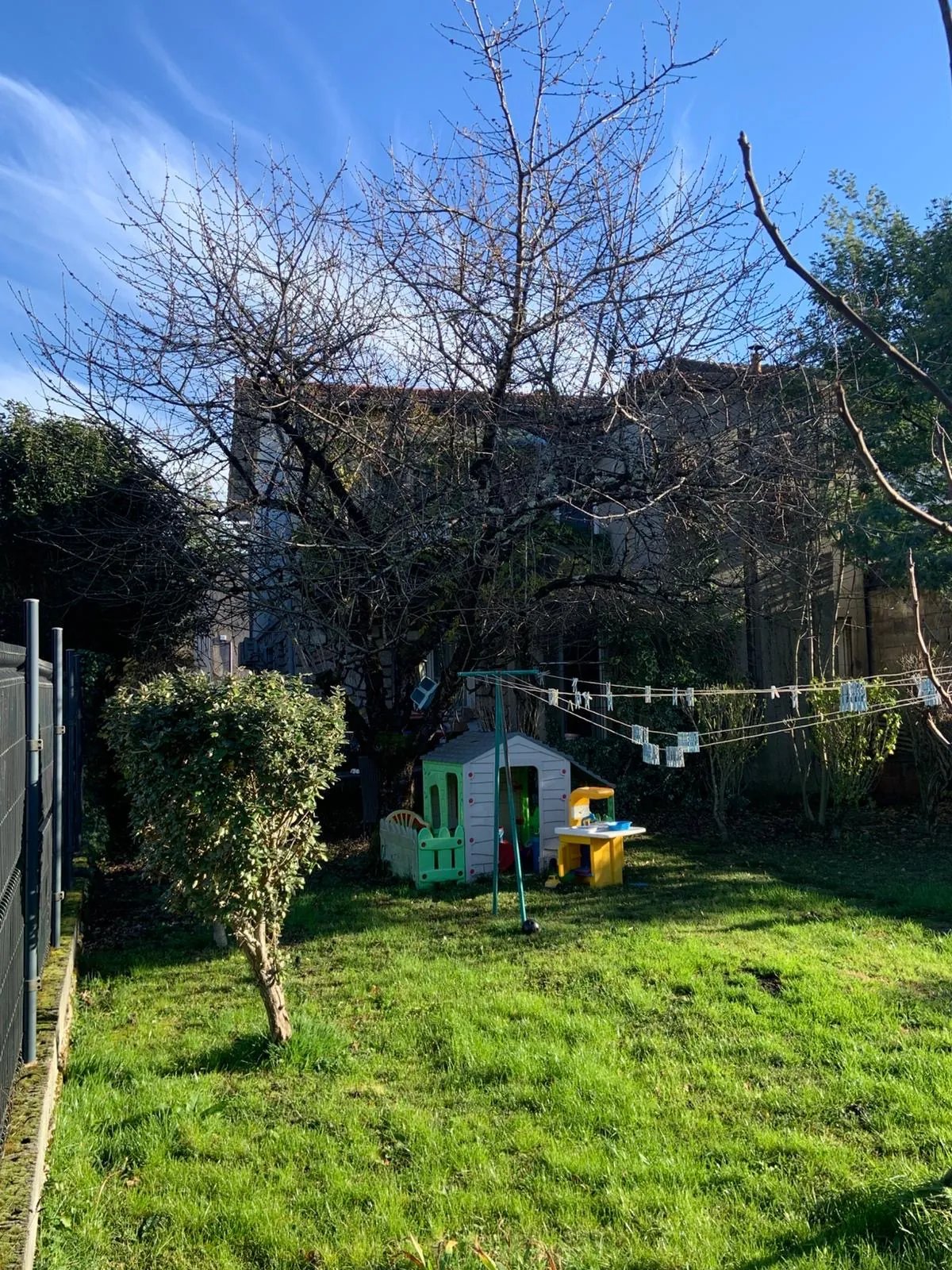Maison mitoyenne à vendre à Castres, 4 chambres, jardin privé, proche commodités 