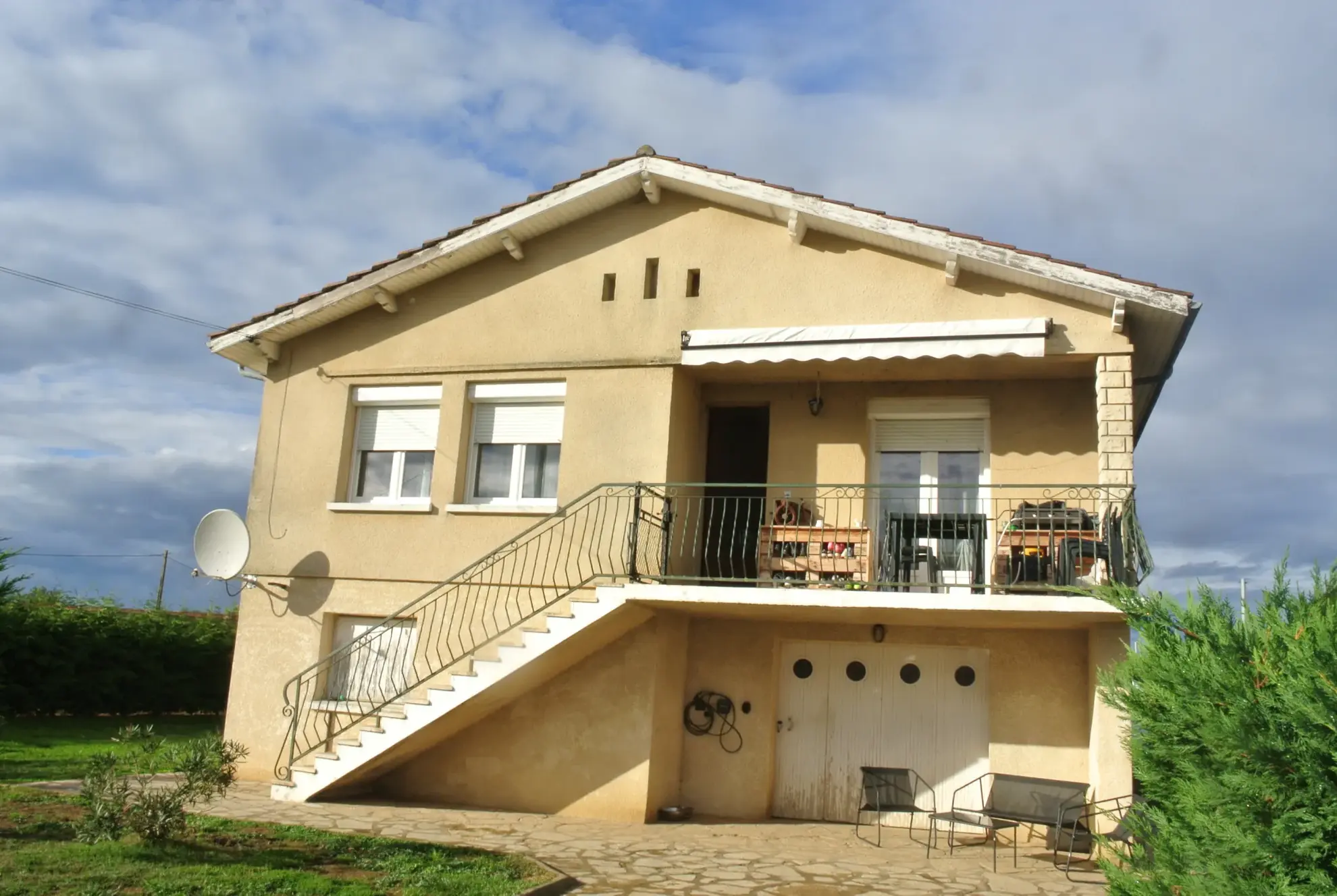 Maison rénovée avec 3 chambres et grand terrain à Saint-Bazeille (47180)