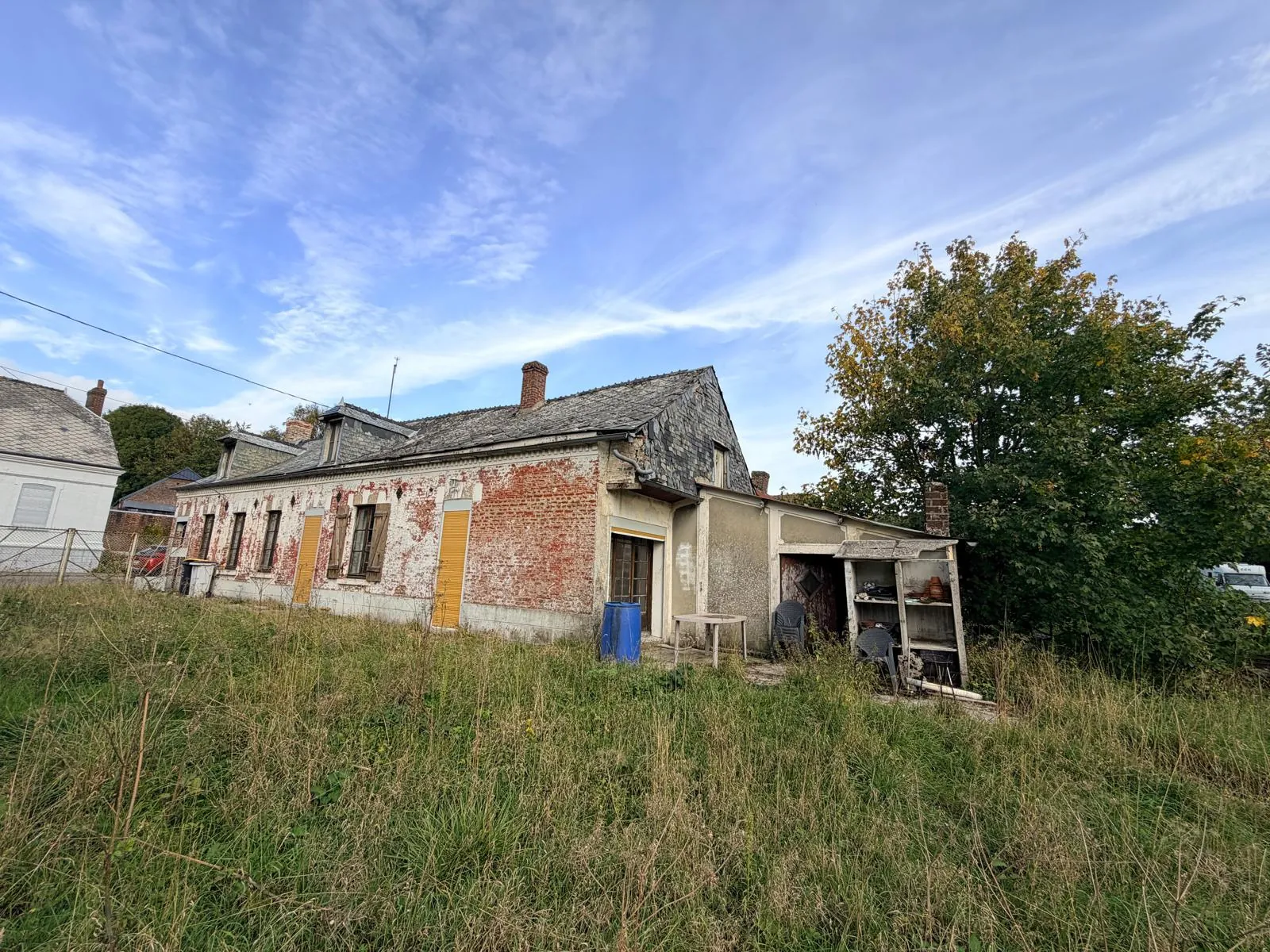 Longère de village à restaurer avec un grand potentiel à Sains Richaumont
