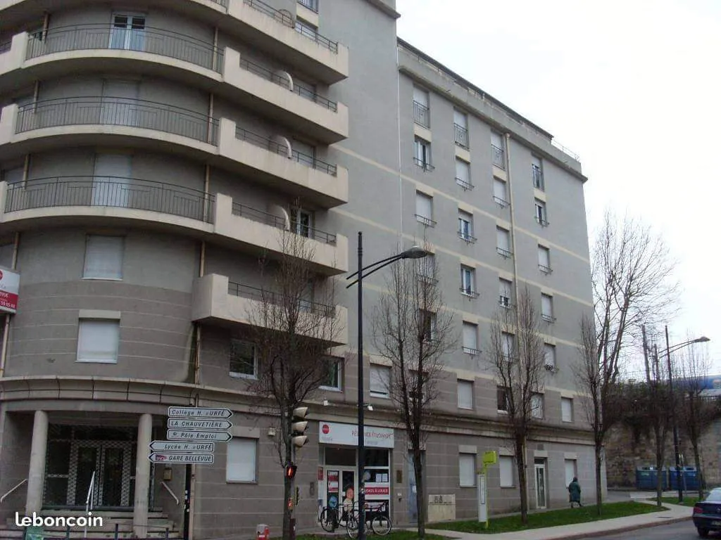 Studio meublé en vente à Saint-Étienne, emplacement stratégique pour investissement locatif