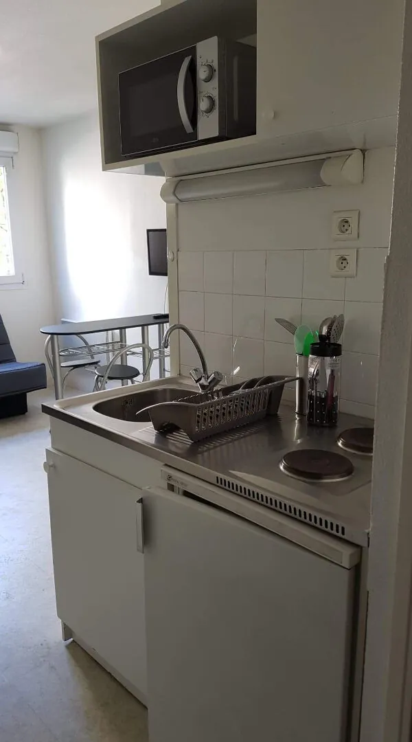 Studio meublé en vente à Saint-Étienne, emplacement stratégique pour investissement locatif 