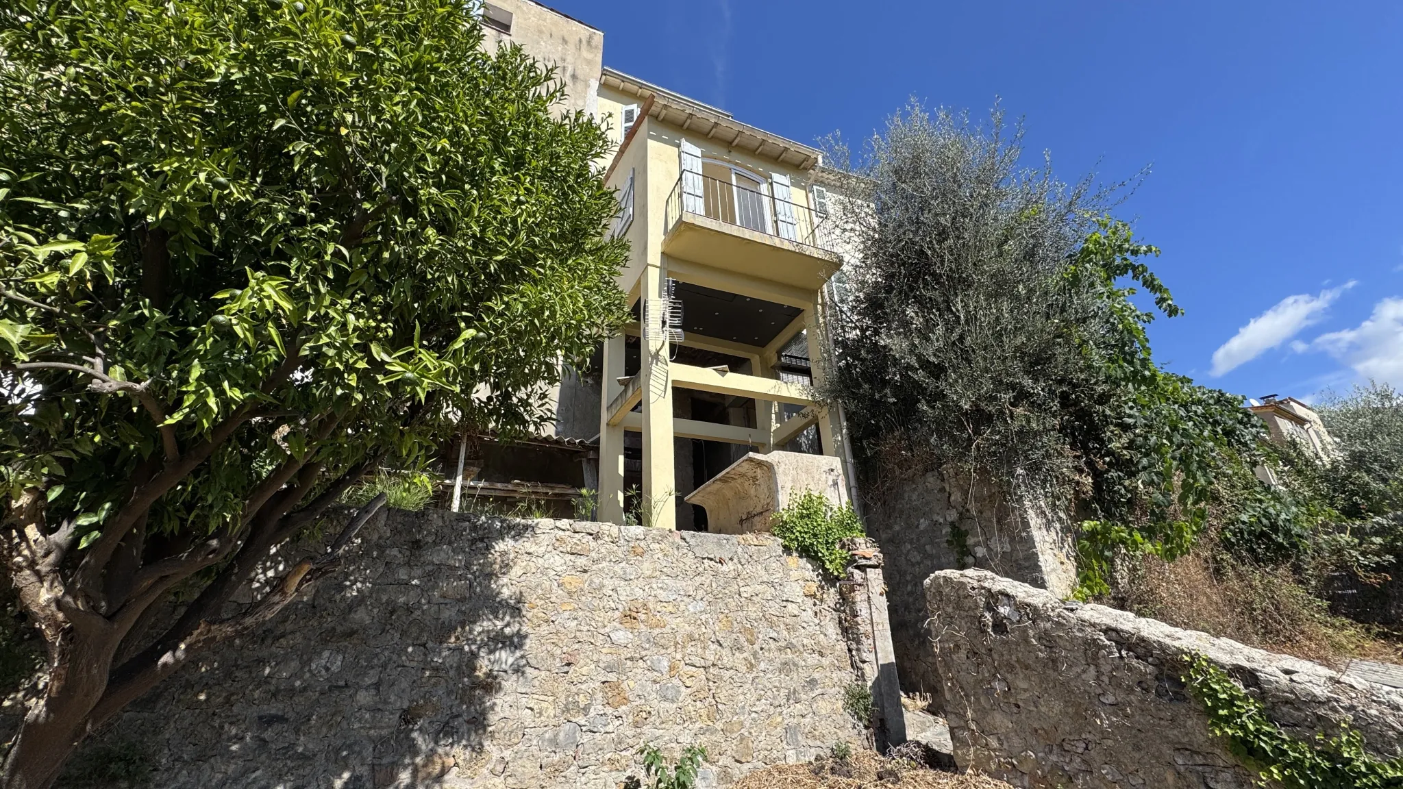 Maison de village à vendre à Le Bar-sur-Loup avec jardin et vue dégagée