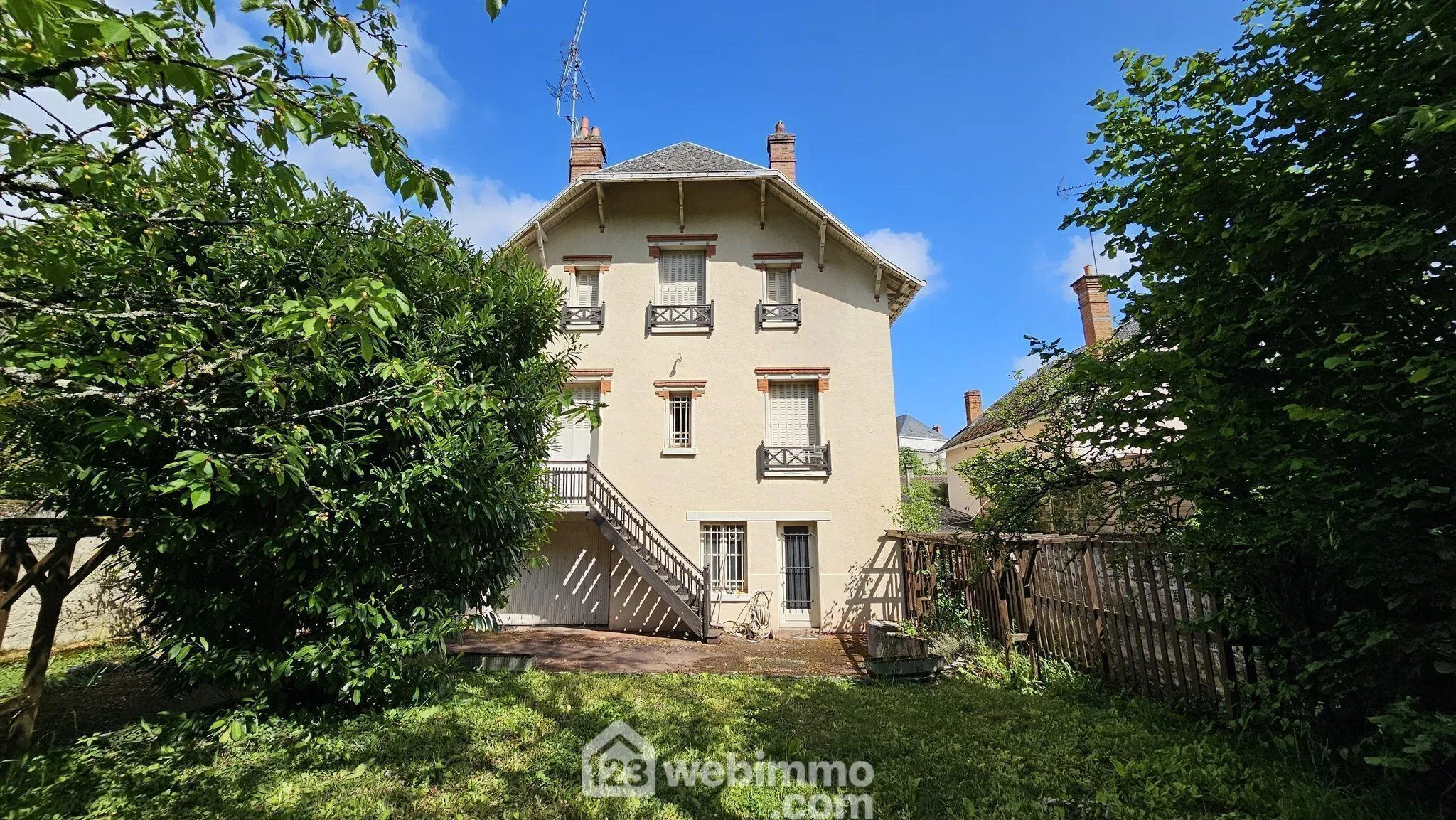 Belle maison bourgeoise de 165 m² avec dépendance et garage à Le Malesherbois