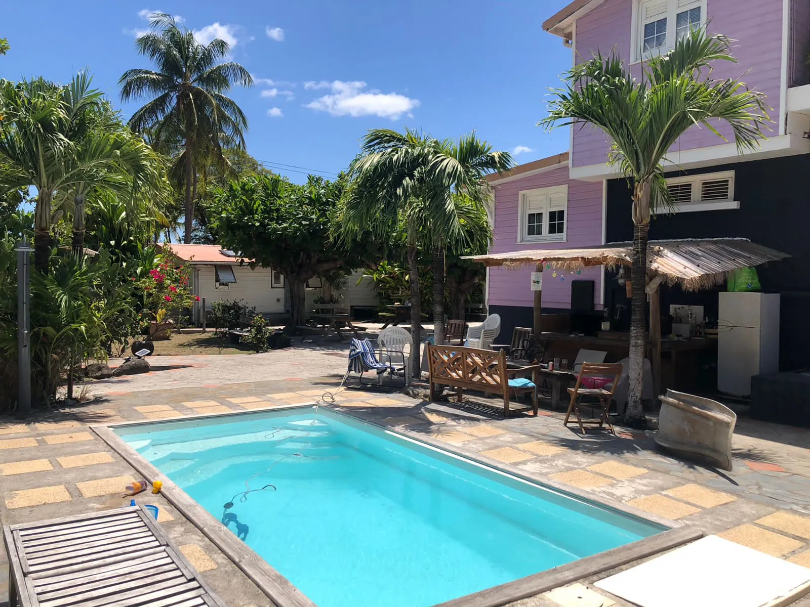 Appartement T4 à Case-Pilote avec terrasse et piscine, à 30m de la plage 