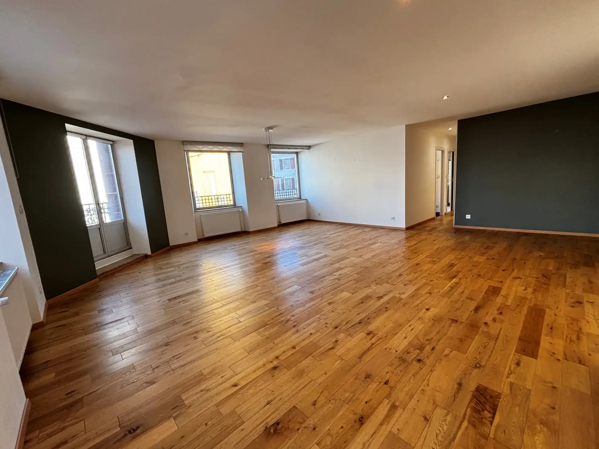 Appartement rénové de 129 m² à Montbéliard avec terrasse et vue urbaine