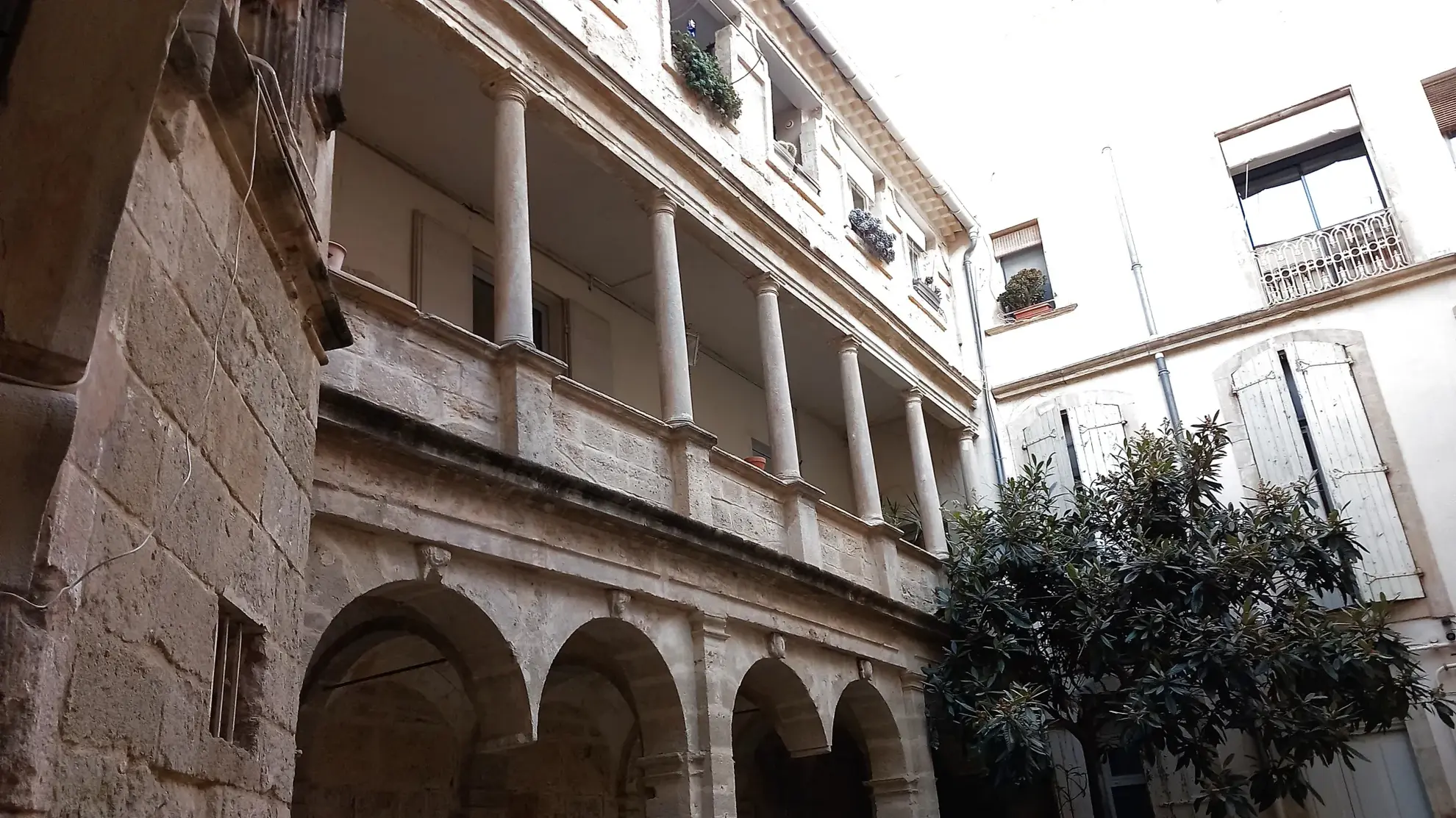 Bel appartement rénové de 76 m² dans immeuble historique à Béziers