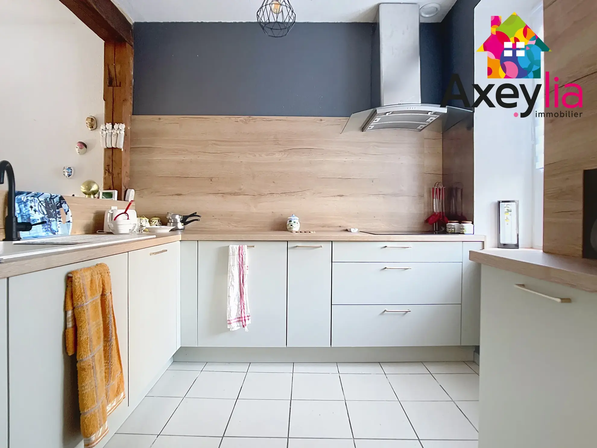 Maison rénovée avec terrasse et stationnement privatif à Roanne, Bords de Loire