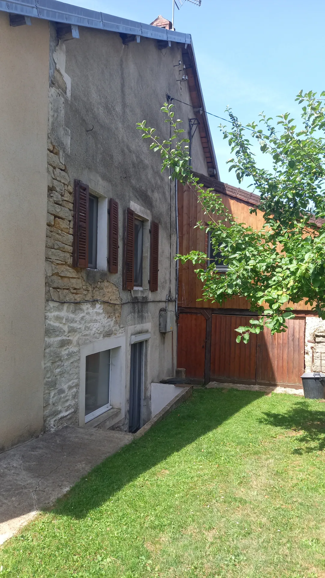 Maison de village mitoyenne avec terrain à La Marre, 175 m², revenu locatif, rénovée