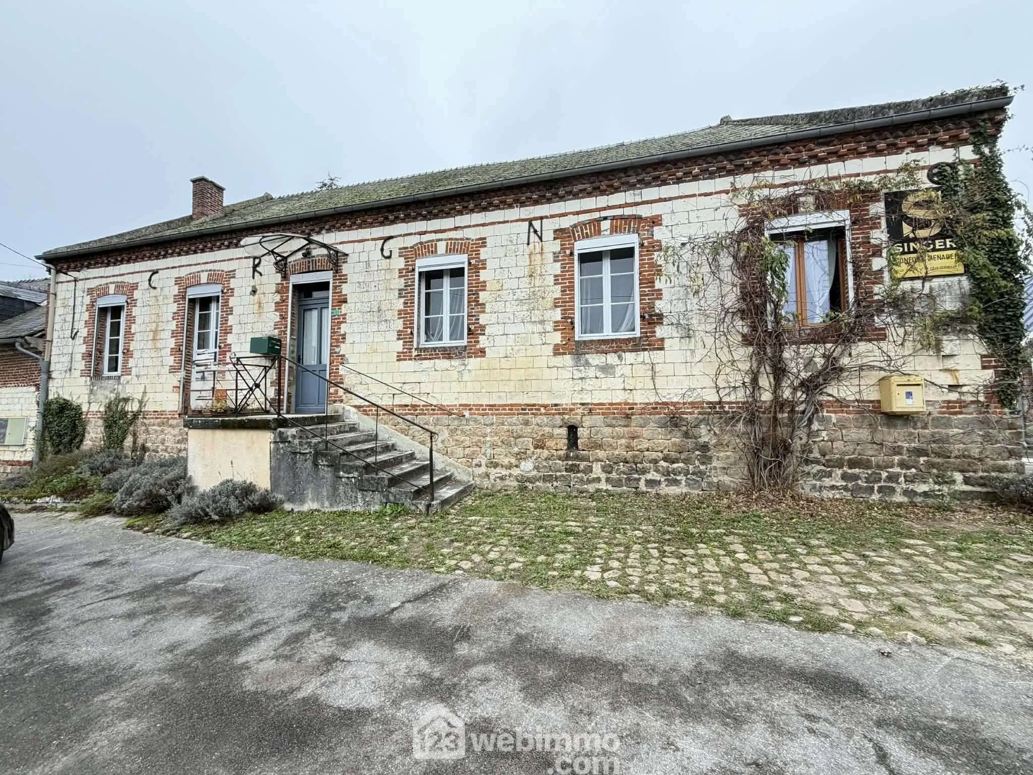 Maison de plain-pied 150 m² à Monceau-lez-Leups avec grands volumes et terrain clos