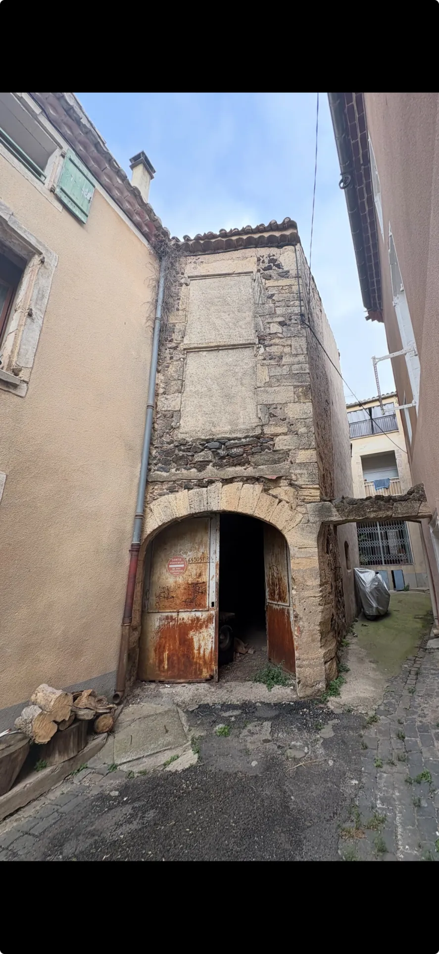 Remise en pierre à rénover entièrement à Bessan, centre-ville avec potentiel généreux